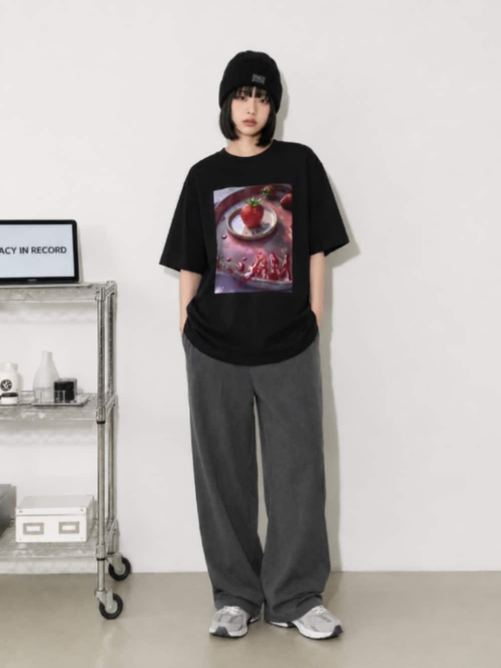 ブラック系のスニーカー、ブラック系のスラックス、ホワイト系のTシャツ/カットソーを着用したレディースの秋コーディネートの2枚目の写真