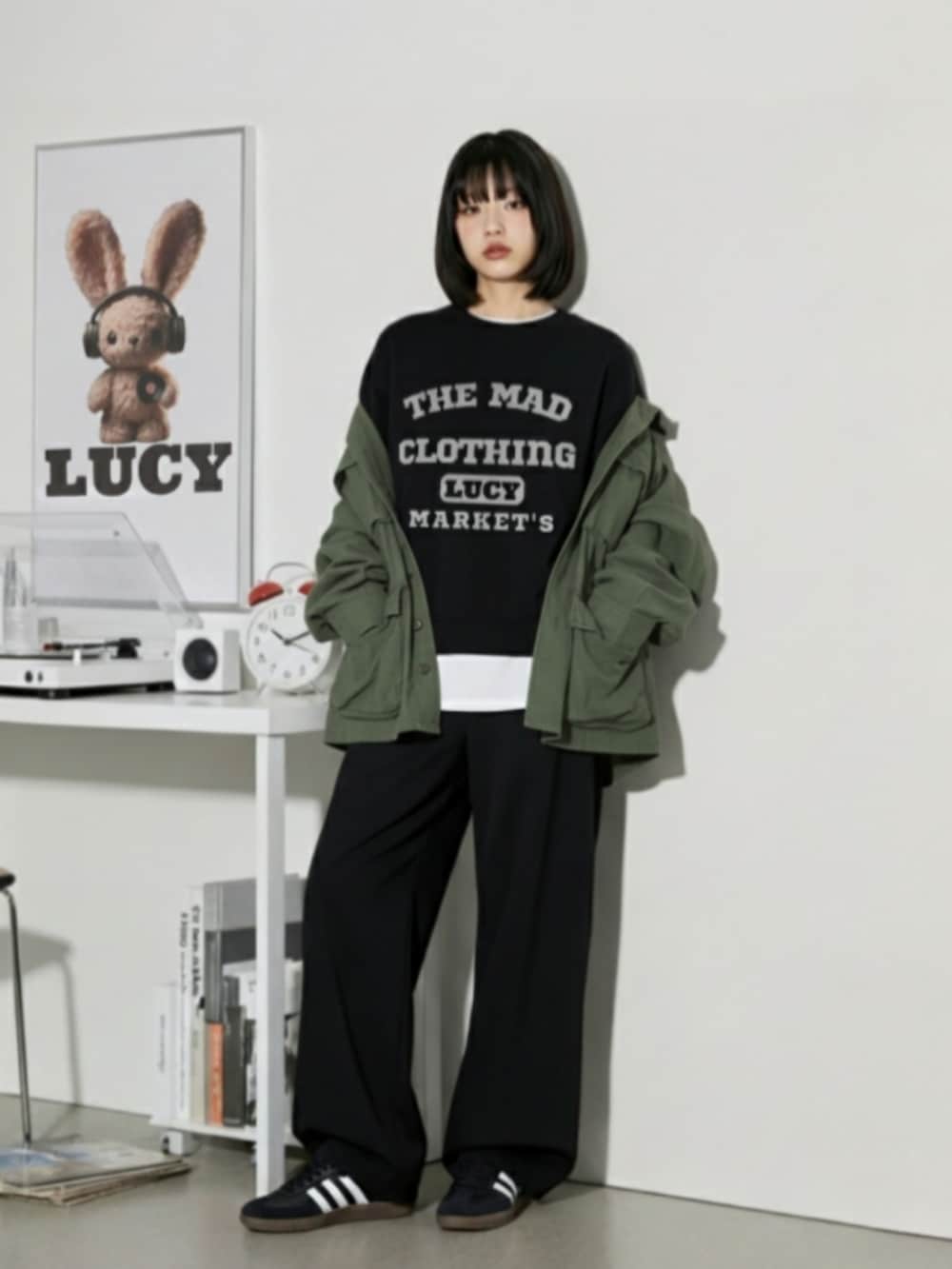 ブラック系のスニーカー、ブラック系のチノパンツ、ブラック系のスウェットを着用したレディースの秋コーディネートの4枚目の写真