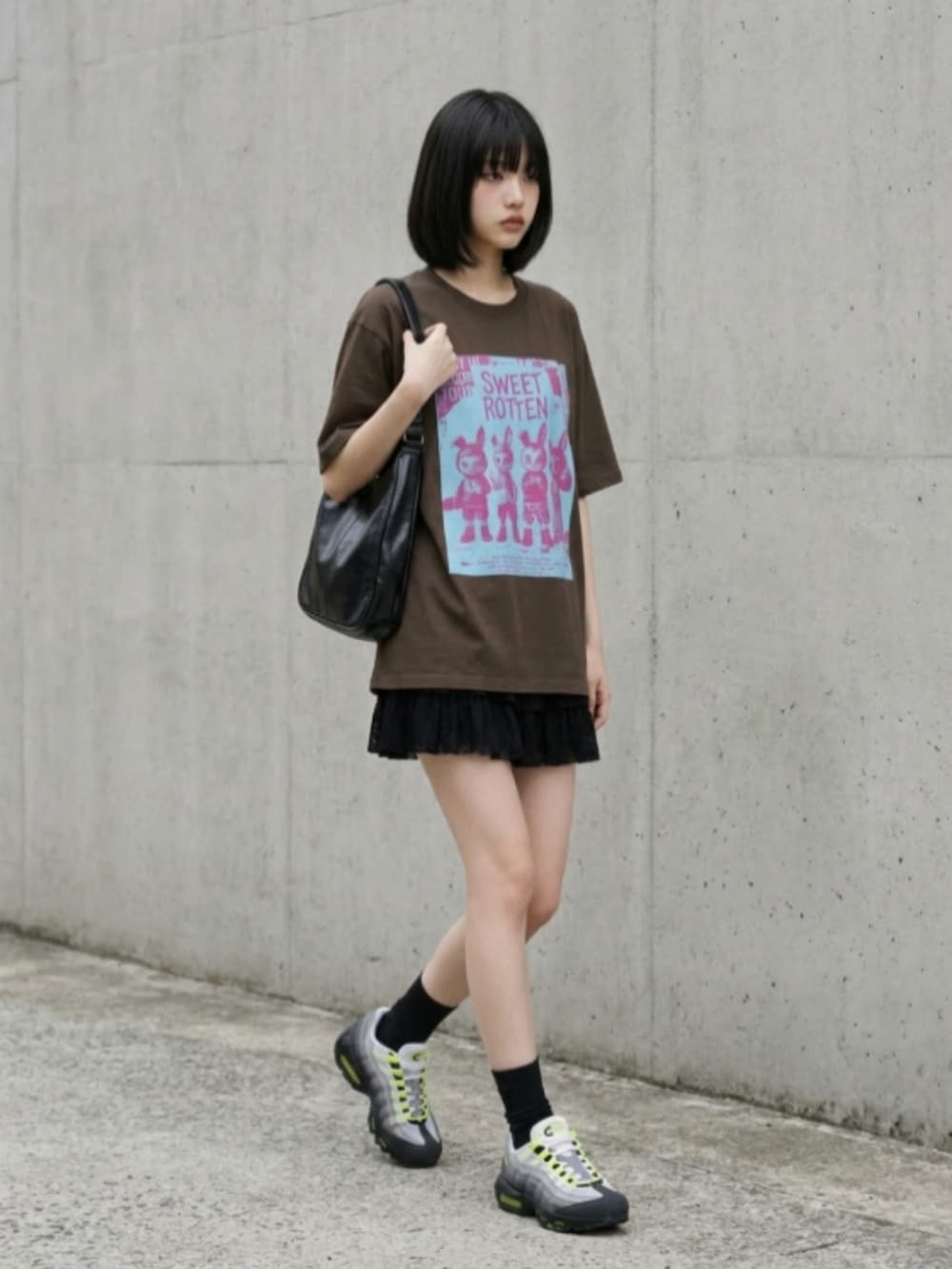 ブラック系のスニーカー、ブラック系のスカート、ホワイト系のTシャツ/カットソーを着用したレディースの夏コーディネートの2枚目の写真