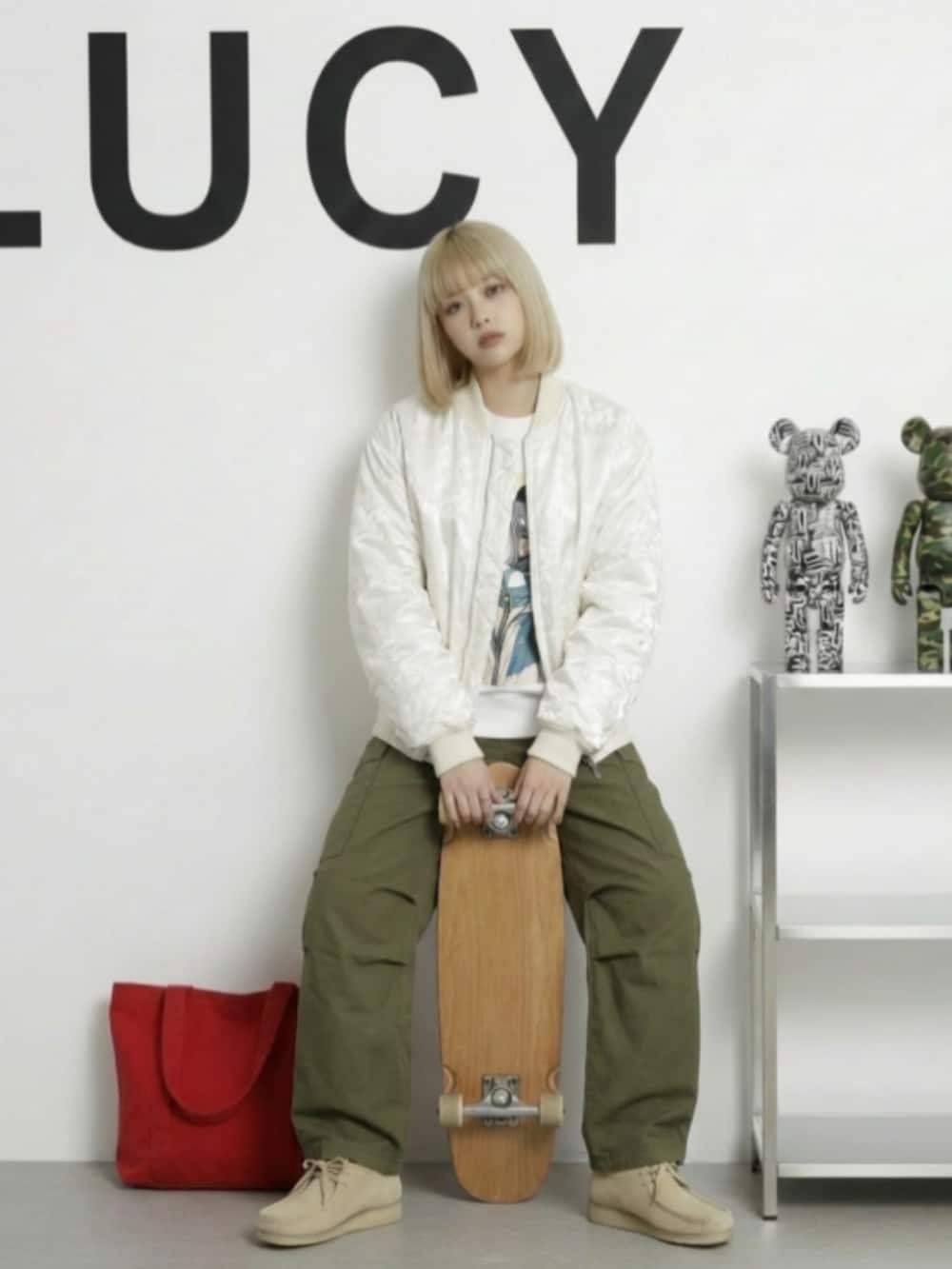 ベージュ系のブーツ、グリーン系のカーゴパンツ、グレー系のスウェットを着用したレディースの冬コーディネートの2枚目の写真