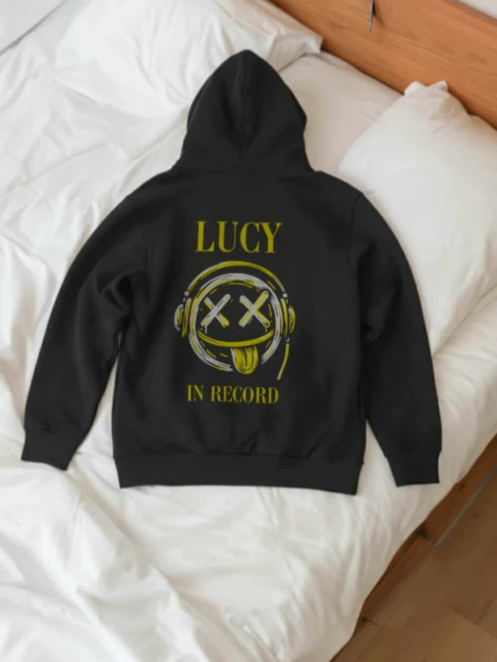 ブラウン系のスニーカー、ブルー系のデニムパンツ、ブラック系のパーカーを着用したレディースの冬コーディネートの3枚目の写真