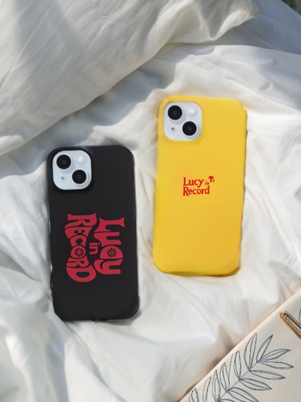 ブラック系のスニーカー、ブラック系のチノパンツ、ブルー系のシャツ/ブラウスを着用したレディースの秋コーディネートの4枚目の写真