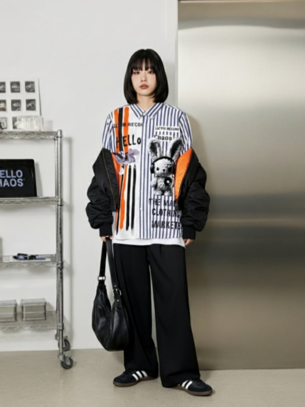 ブラック系のスニーカー、ブラック系のチノパンツ、ブルー系のシャツ/ブラウスを着用したレディースの冬コーディネートの5枚目の写真