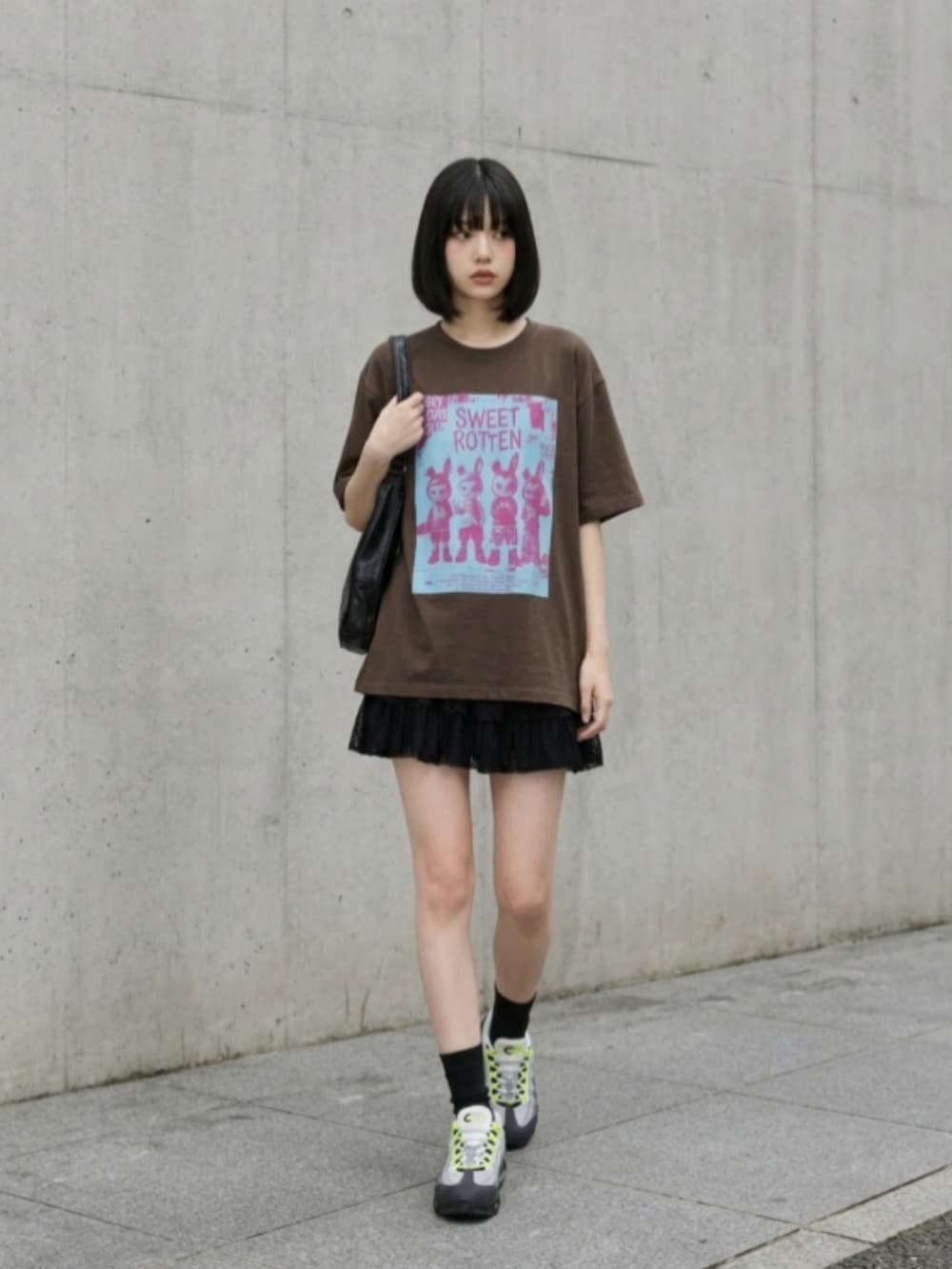 ブラック系のスニーカー、ブラック系のカーゴパンツ、ホワイト系のTシャツ/カットソーを着用したレディースの夏コーディネートの2枚目の写真