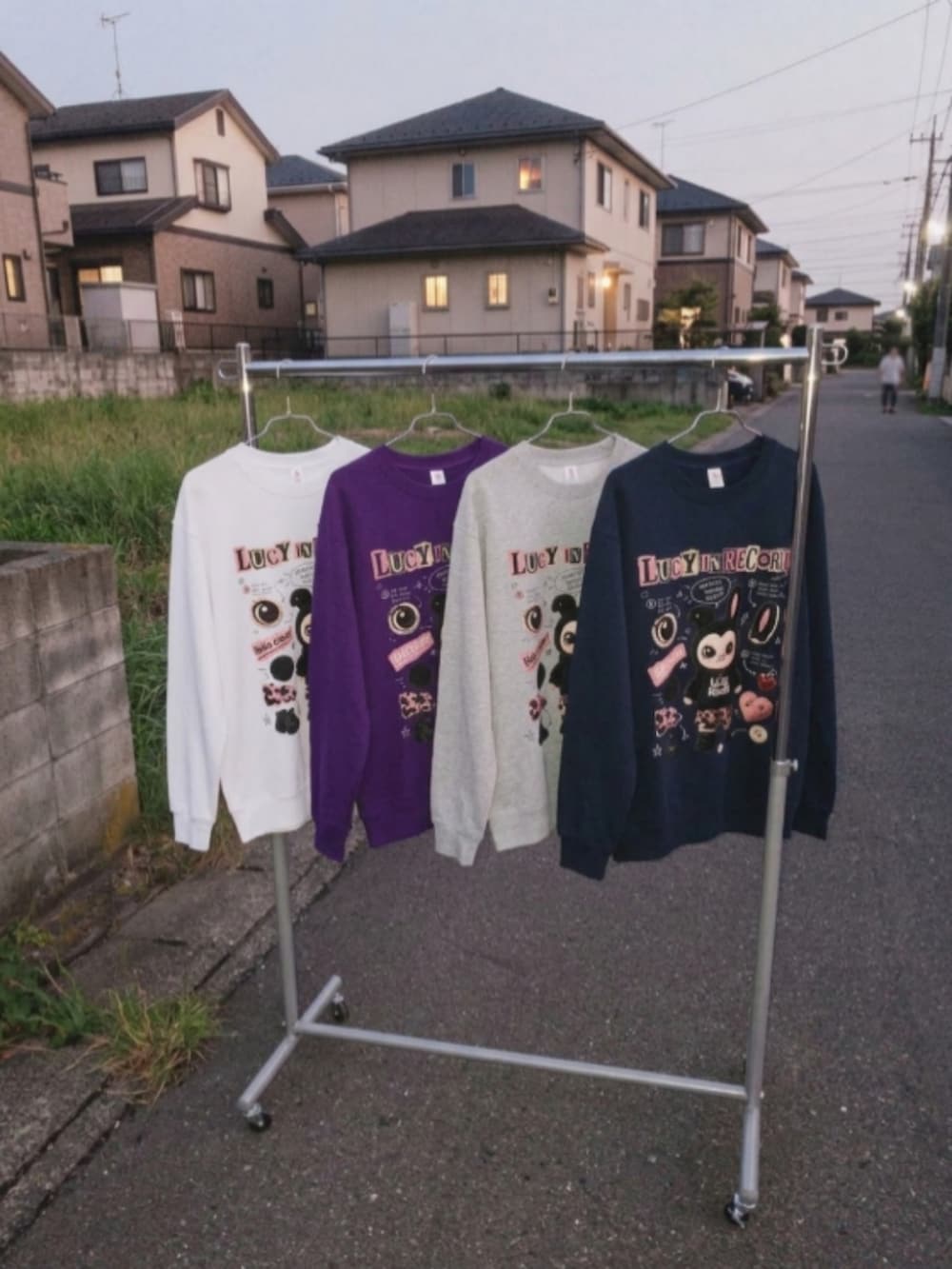 ブラウン系のスウェット、ブラック系のデニムパンツ、ブラック系のスニーカーを着用したレディースの秋コーディネートの5枚目の写真