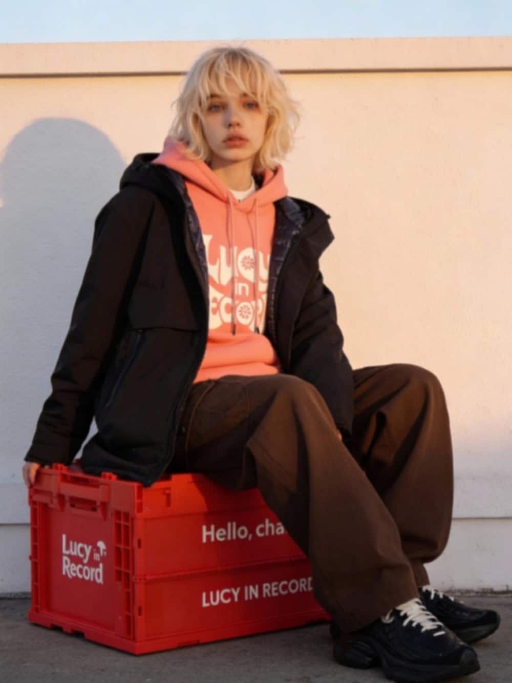 ブラック系のスニーカー、ブラウン系のカーゴパンツ、ブラック系のパーカーを着用したレディースの冬コーディネートの5枚目の写真