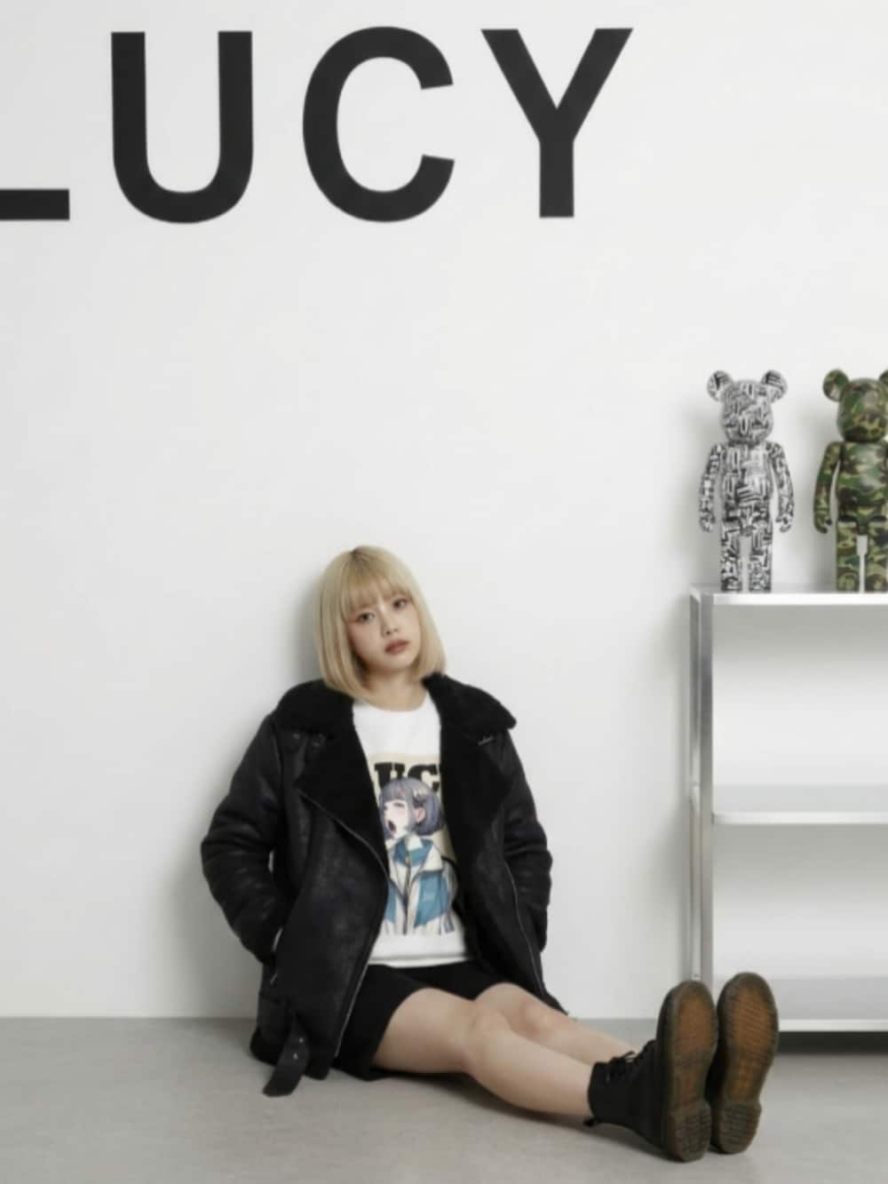 ブラック系のブーツ、グレー系のスウェット、ブラック系のムートンコートを着用したレディースの秋コーディネートの5枚目の写真