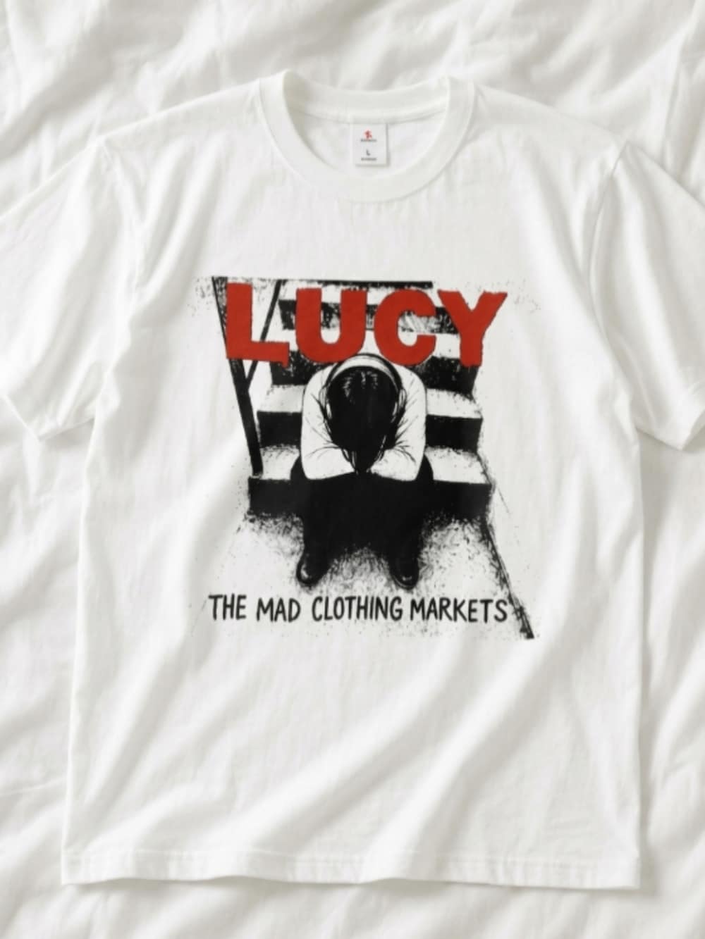 ブラック系のスニーカー、ブラック系のスラックス、ホワイト系のTシャツ/カットソーを着用したレディースの夏コーディネートの4枚目の写真