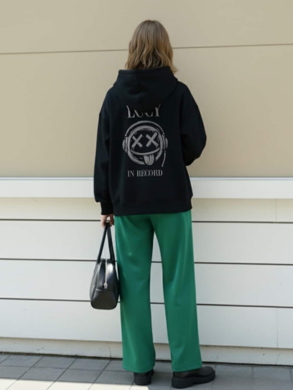 グリーン系のその他パンツ、ブラック系のブーツ、ブラック系のパーカーを着用したレディースの秋コーディネートの2枚目の写真