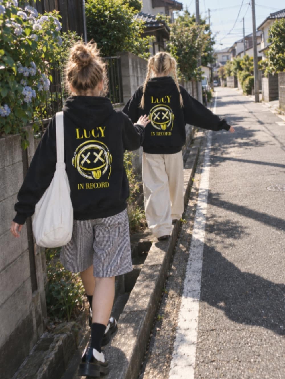 ブラック系のパーカー、ブラック系のその他パンツ、ブラック系のブーツを着用したレディースの秋コーディネートの4枚目の写真