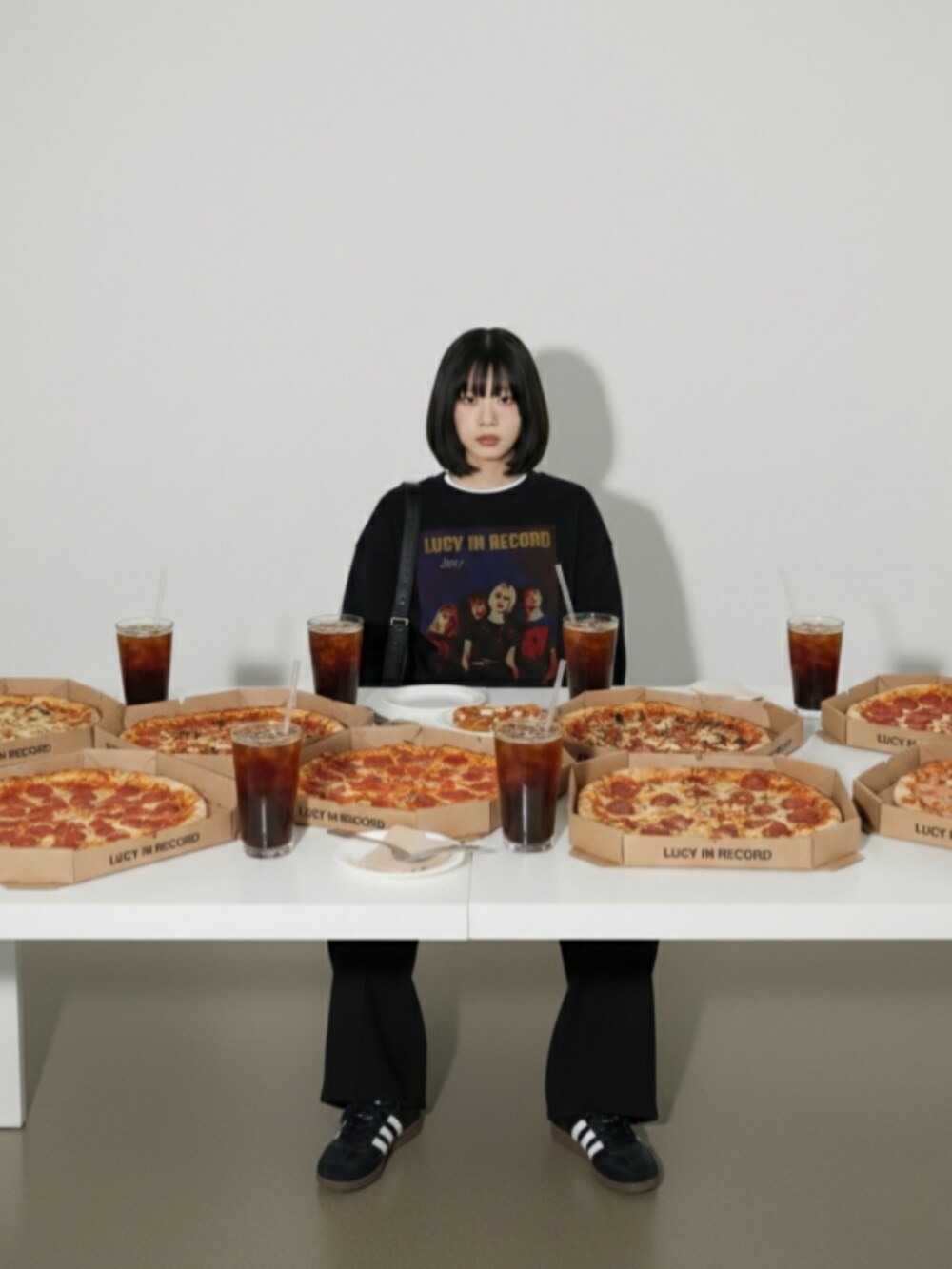 ブラック系のスニーカー、ブラック系のチノパンツ、ブルー系のシャツ/ブラウスを着用したレディースの秋コーディネートの5枚目の写真