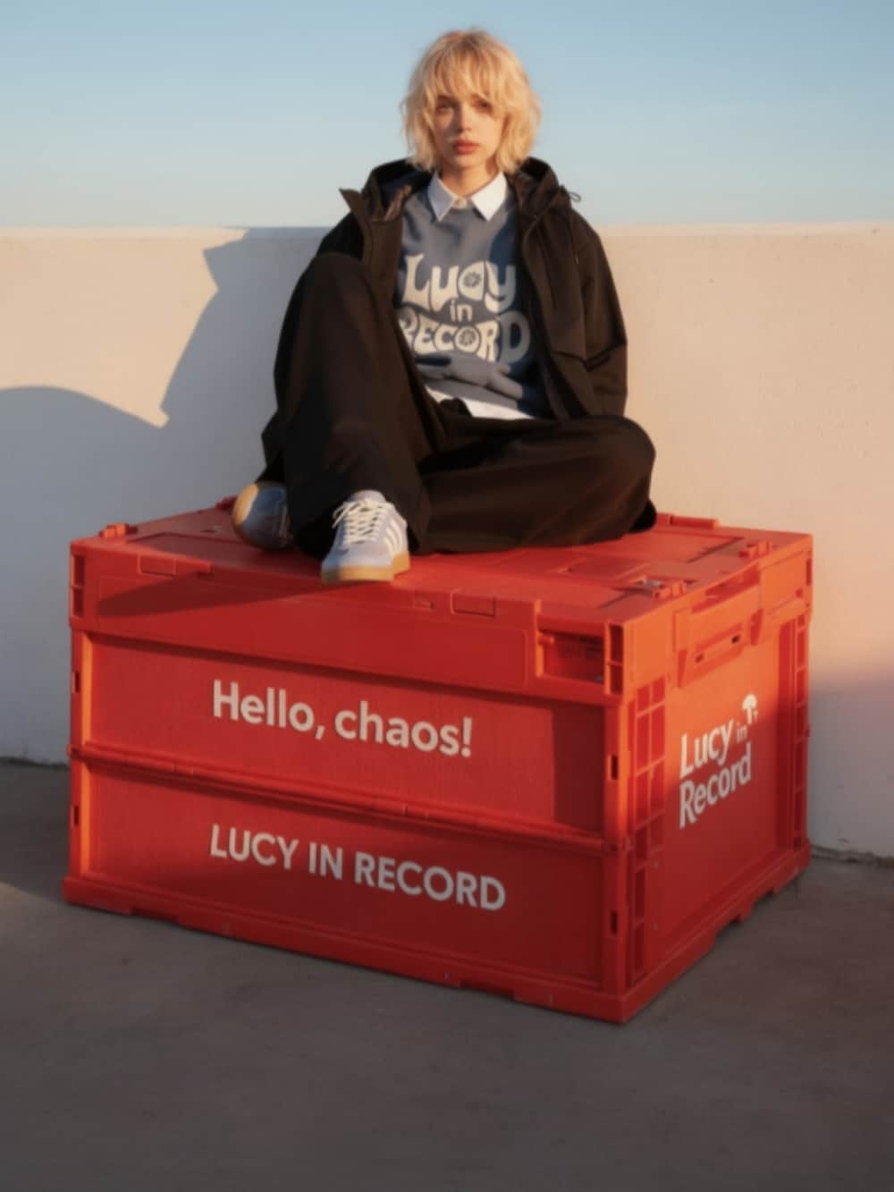 パープル系のスニーカー、ブラック系のスラックス、ブラック系のダウンジャケット/コートを着用したレディースの冬コーディネートの2枚目の写真