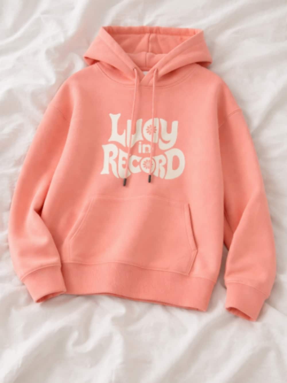 ブラック系のスニーカー、ブラウン系のカーゴパンツ、ブラック系のパーカーを着用したレディースの冬コーディネートの4枚目の写真