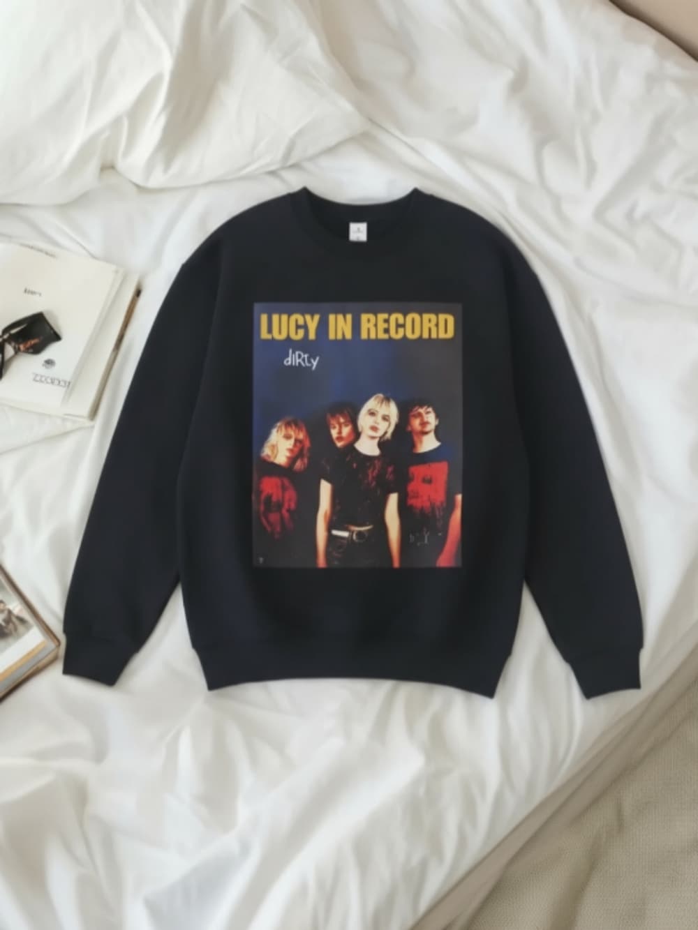 ブラック系のスニーカー、ブラック系のチノパンツ、ブルー系のシャツ/ブラウスを着用したレディースの秋コーディネートの3枚目の写真