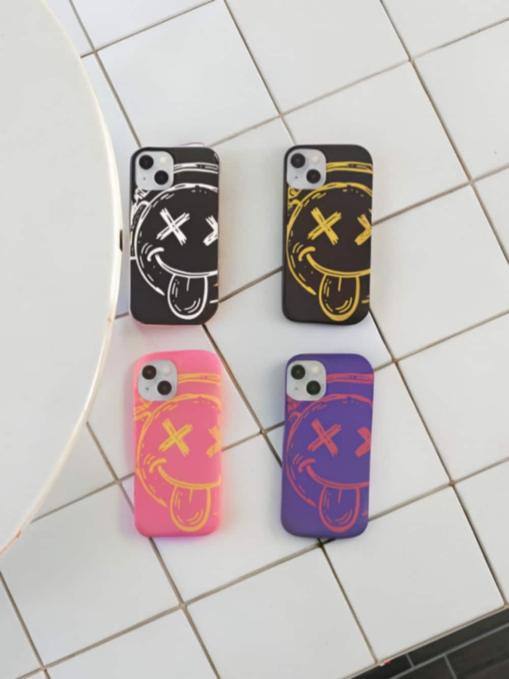 ホワイト系のスニーカー、ホワイト系のカーゴパンツ、ブラック系のパーカーを着用したレディースの秋コーディネートの4枚目の写真