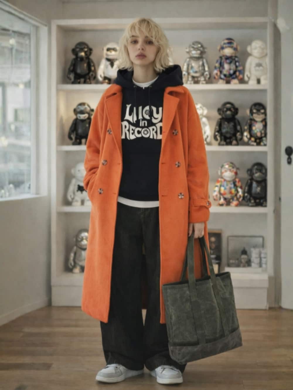 ブラウン系のスニーカー、ブルー系のデニムパンツ、ブラック系のパーカーを着用したレディースの冬コーディネートの5枚目の写真