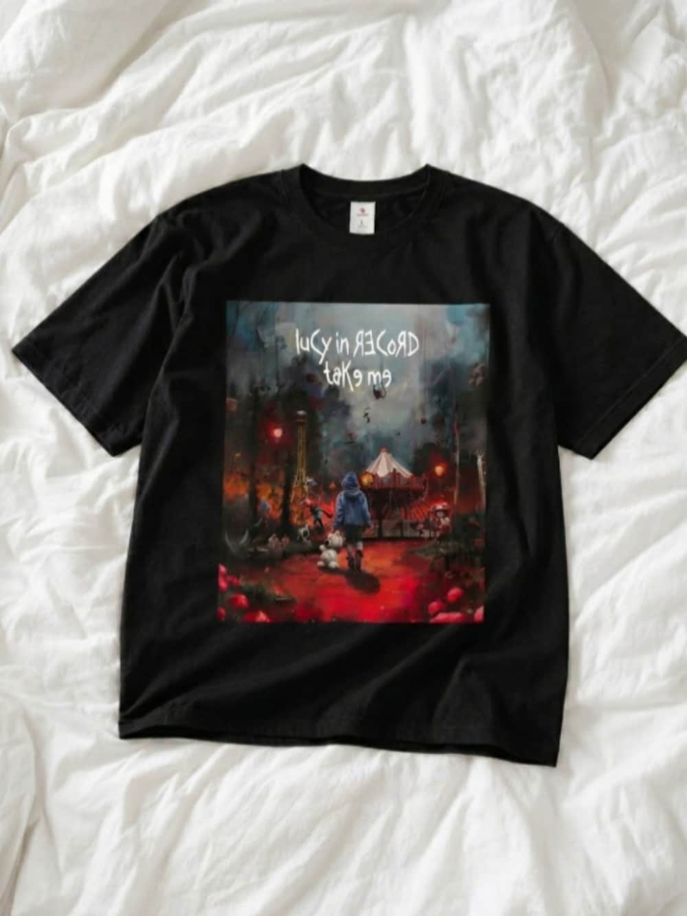 レッド系のスニーカー、ブラック系のスカート、ブラック系のTシャツ/カットソーを着用したレディースの夏コーディネートの3枚目の写真