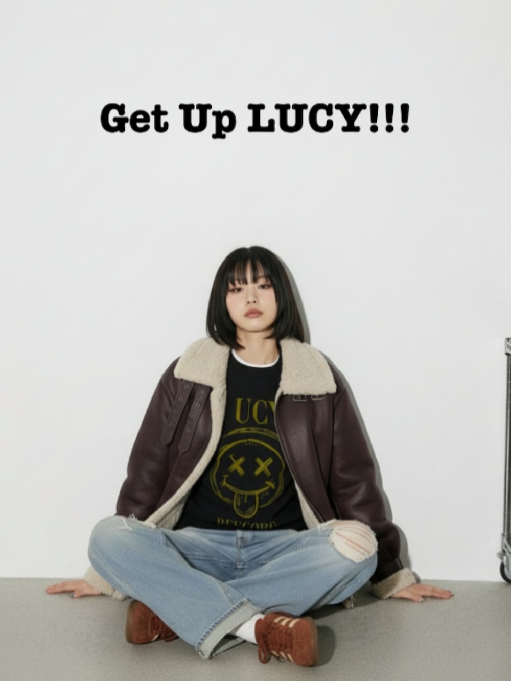 ブラウン系のスニーカー、ブルー系のデニムパンツ、ブラック系のスウェットを着用したレディースの秋コーディネートの2枚目の写真