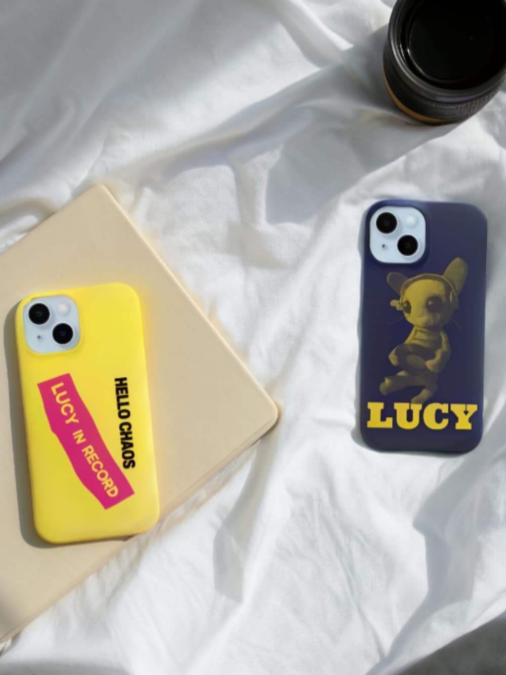 ブラウン系のスニーカー、ブラウン系のその他パンツ、ブルー系のスウェットを着用したレディースの秋コーディネートの4枚目の写真