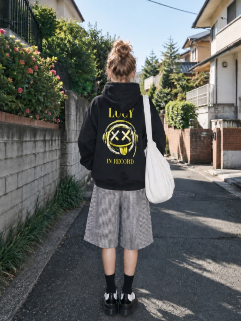 ブラック系のパーカー、ブラック系のその他パンツ、ブラック系のブーツを着用したレディースの秋コーディネートの2枚目の写真