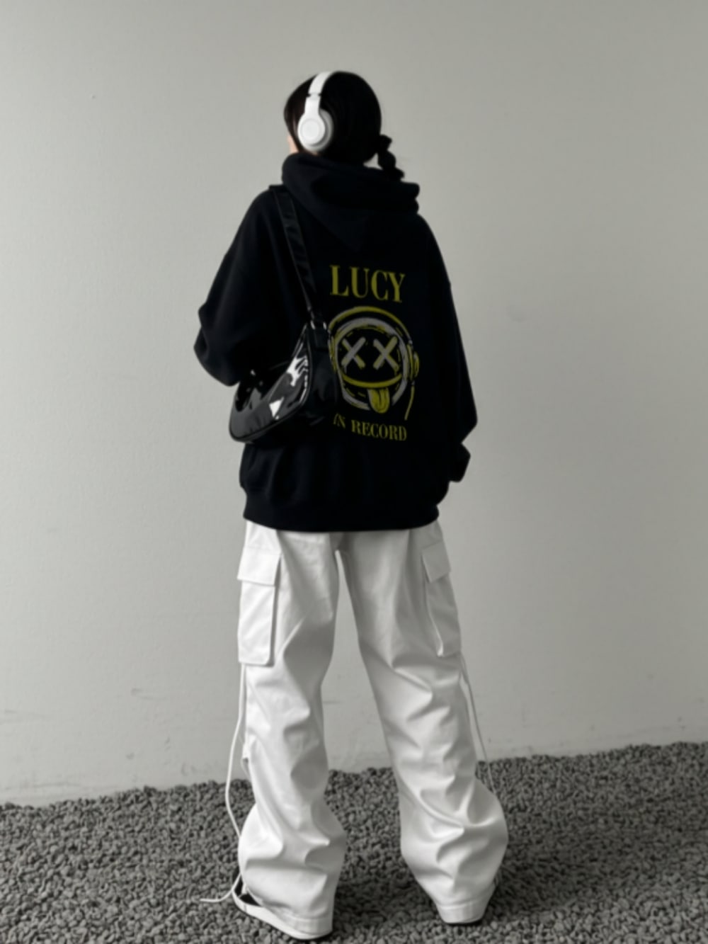 ホワイト系のスニーカー、ホワイト系のカーゴパンツ、ブラック系のパーカーを着用したレディースの秋コーディネートの2枚目の写真