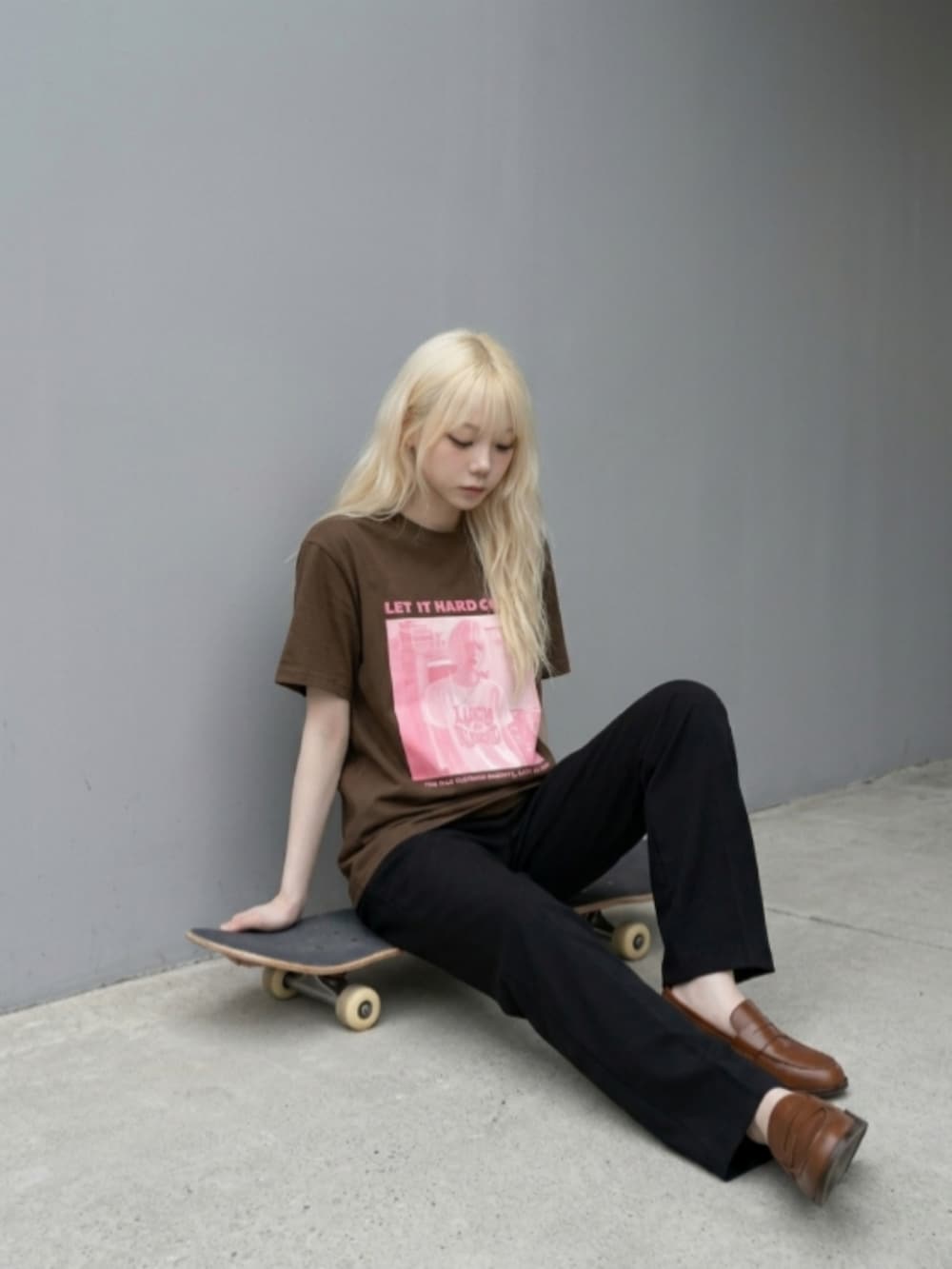 ベージュ系のブーツ、グレー系のカーゴパンツ、ブラック系のTシャツ/カットソーを着用したレディースの夏コーディネートの3枚目の写真