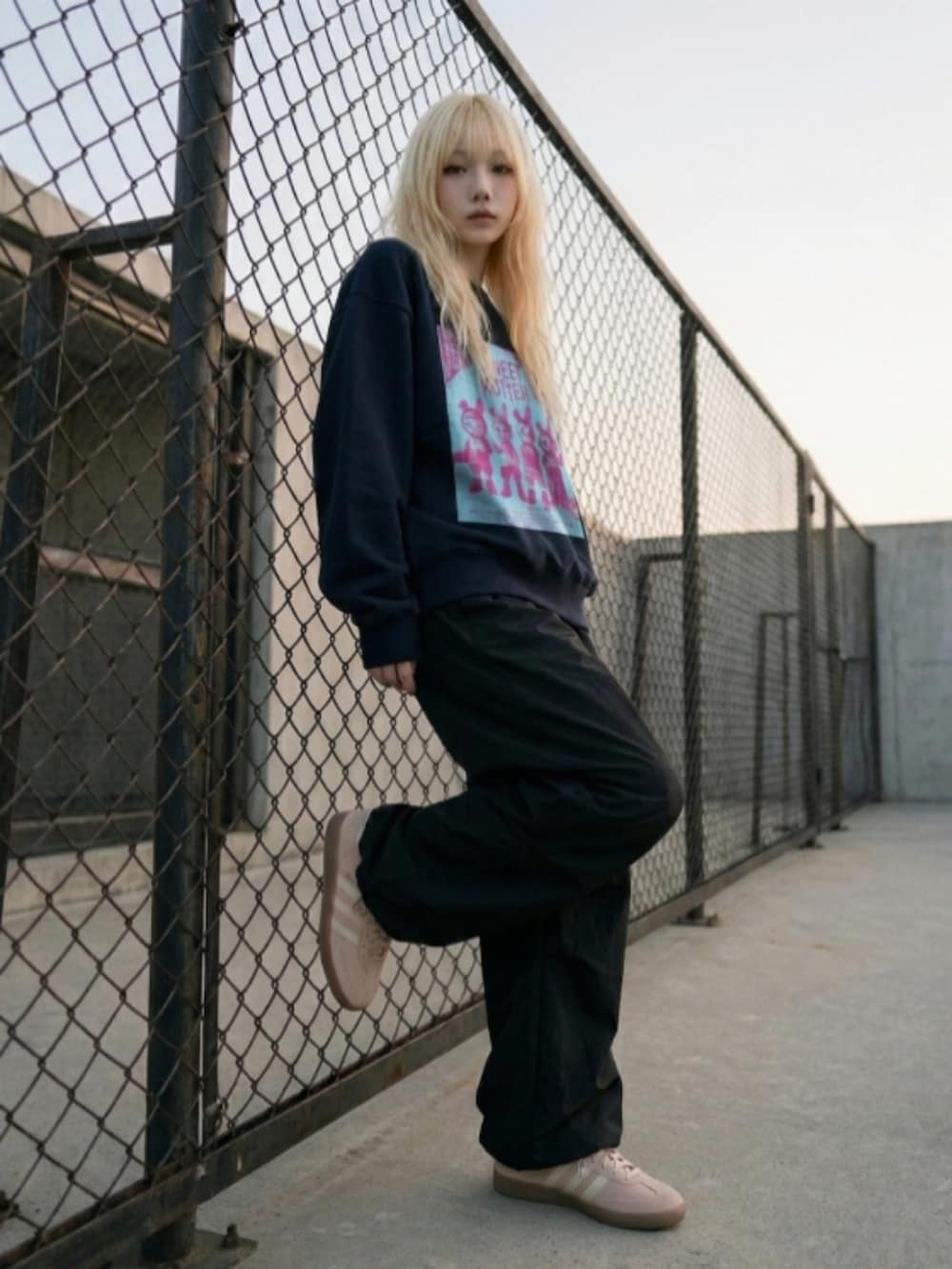 ピンク系のスニーカー、グレー系のデニムパンツ、ブラウン系のTシャツ/カットソーを着用したレディースの夏コーディネートの2枚目の写真