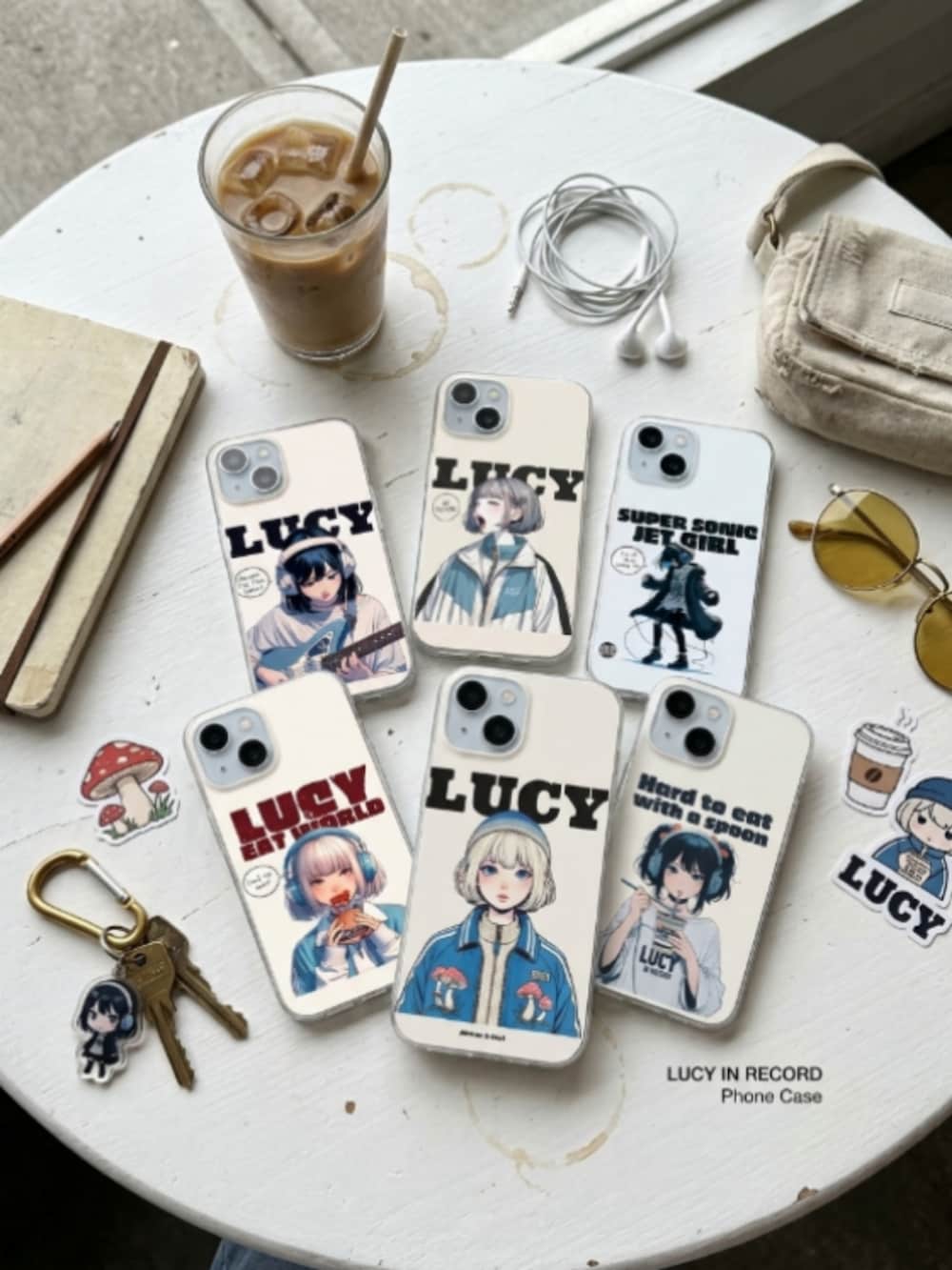 シルバー系のスニーカー、ブラック系のスカート、ホワイト系のTシャツ/カットソーを着用したレディースの夏コーディネートの3枚目の写真
