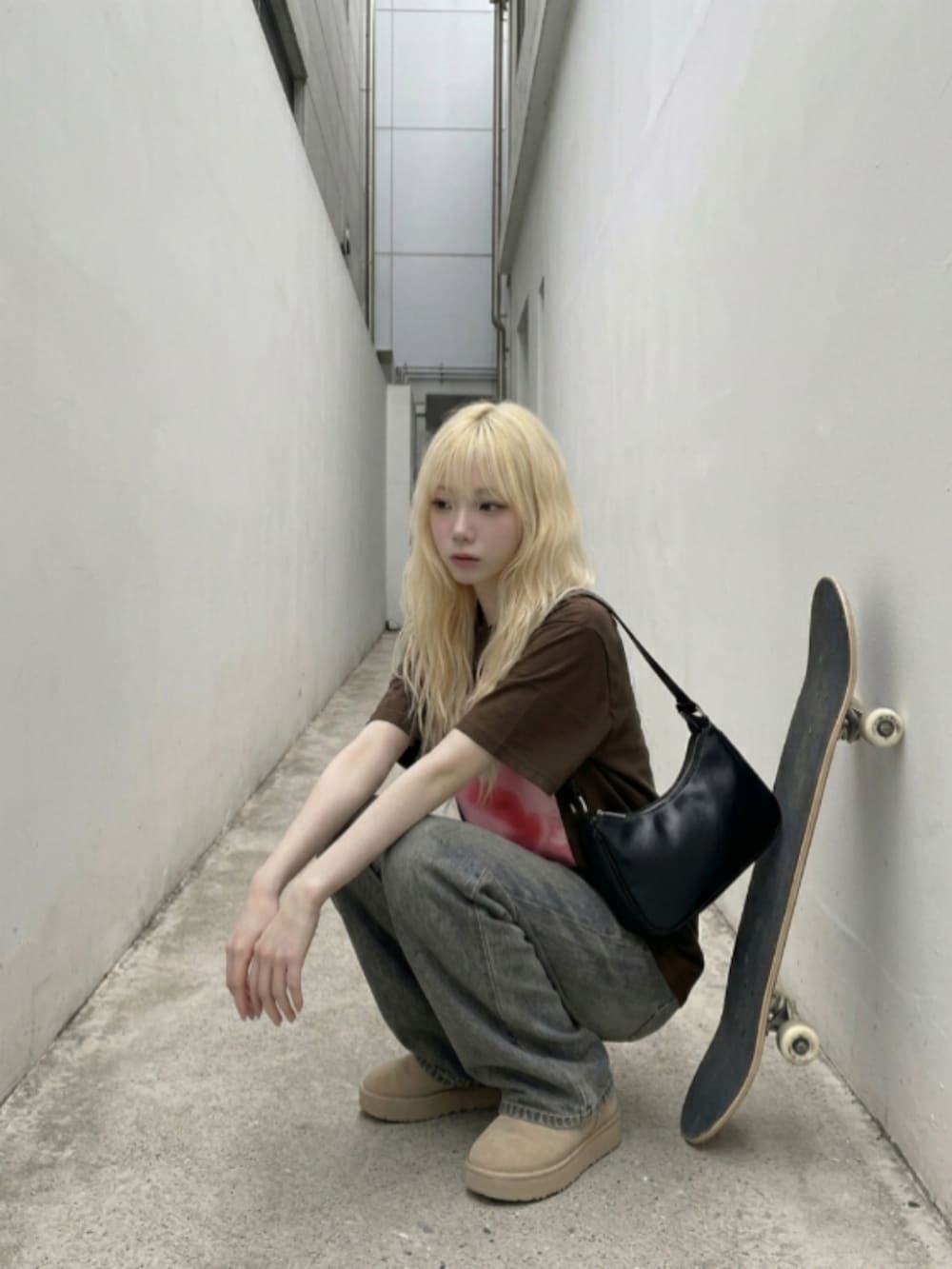 ピンク系のスニーカー、グレー系のデニムパンツ、ブラウン系のTシャツ/カットソーを着用したレディースの夏コーディネートの3枚目の写真