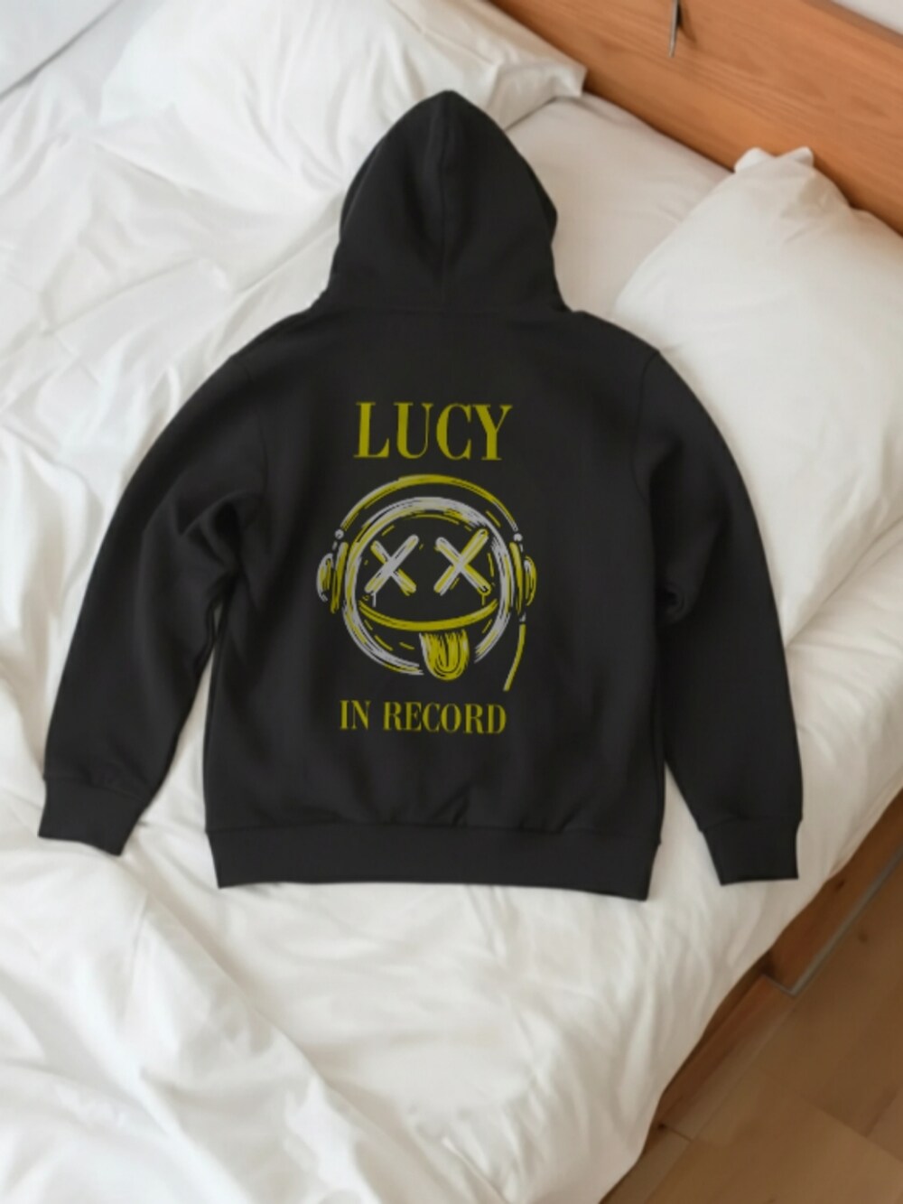 ブルー系のスニーカー、ブルー系のデニムパンツ、ブラック系のパーカーを着用したレディースの冬コーディネートの4枚目の写真