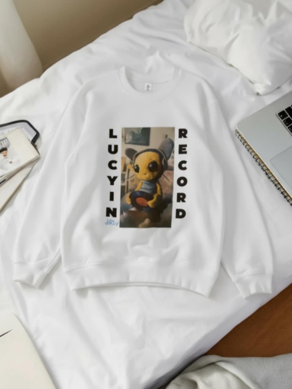 ブラウン系のスニーカー、ブラウン系のその他パンツ、グレー系のシャツ/ブラウスを着用したレディースの秋コーディネートの2枚目の写真