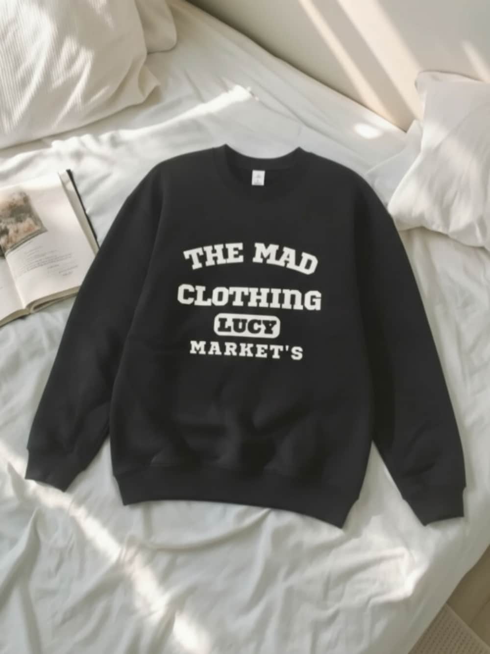 ブラック系のスニーカー、ブラック系のチノパンツ、ブラック系のスウェットを着用したレディースの秋コーディネートの2枚目の写真