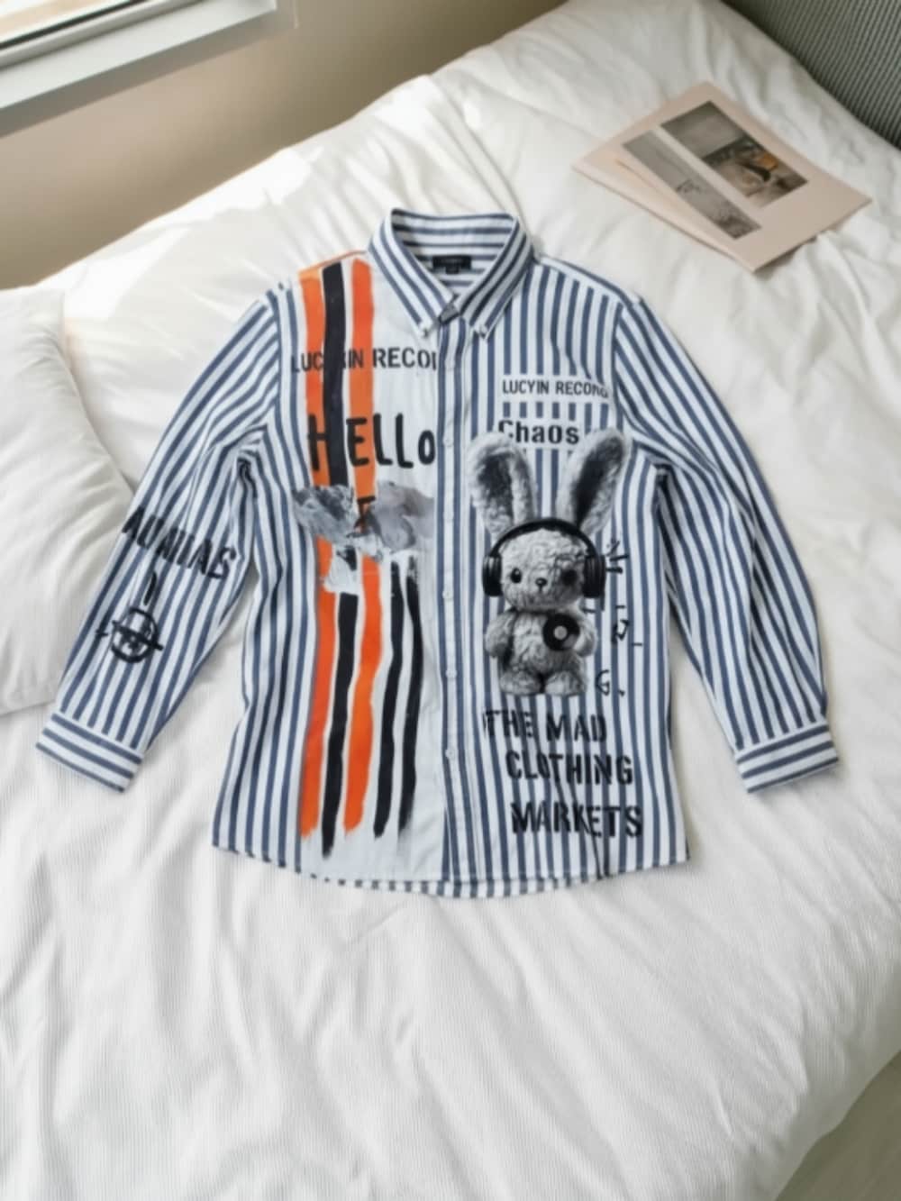 ブラック系のスニーカー、ブラック系のチノパンツ、ブルー系のシャツ/ブラウスを着用したレディースの冬コーディネートの2枚目の写真