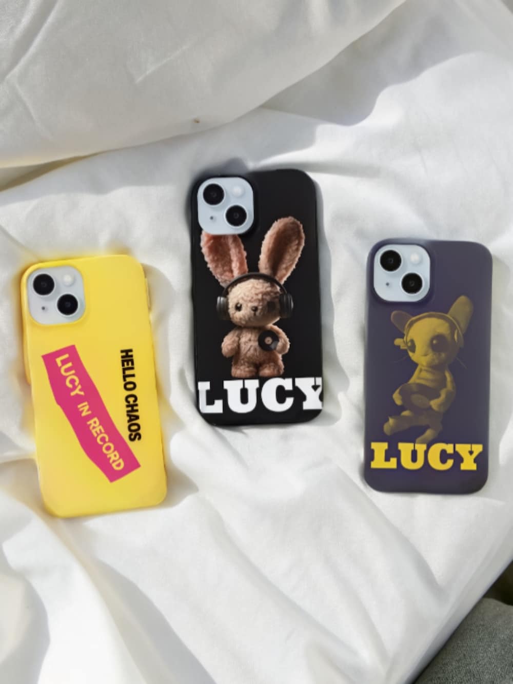 ブラック系のスニーカー、ブラック系のチノパンツ、ブラック系のスウェットを着用したレディースの秋コーディネートの3枚目の写真