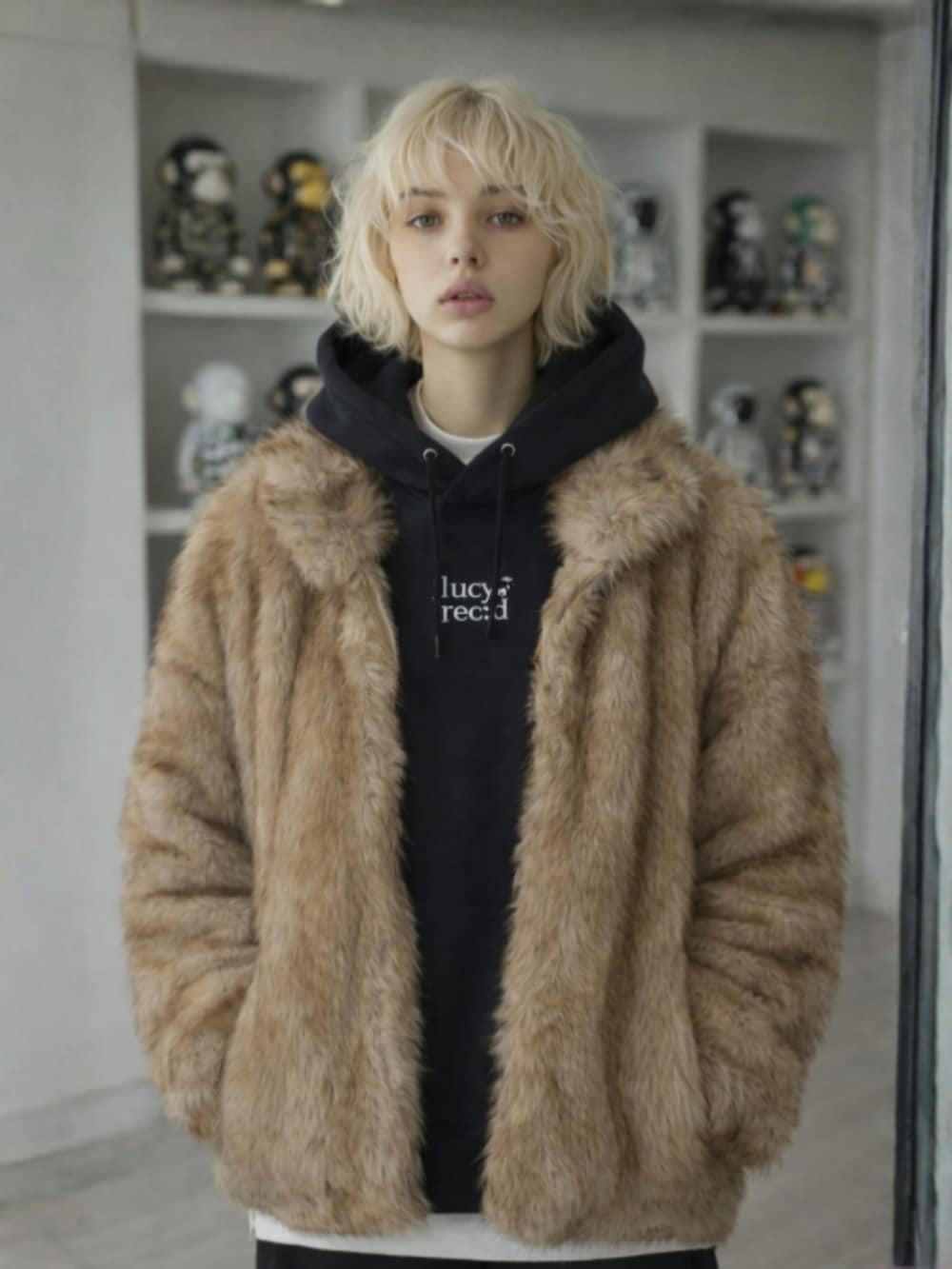 ブラウン系のスニーカー、ブルー系のデニムパンツ、ブラック系のパーカーを着用したレディースの冬コーディネートの2枚目の写真