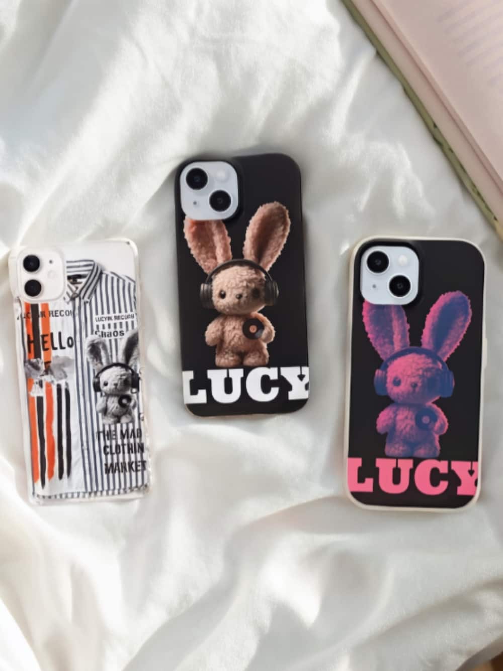 ブラック系のスニーカー、ブラック系のチノパンツ、ブルー系のシャツ/ブラウスを着用したレディースの秋コーディネートの3枚目の写真