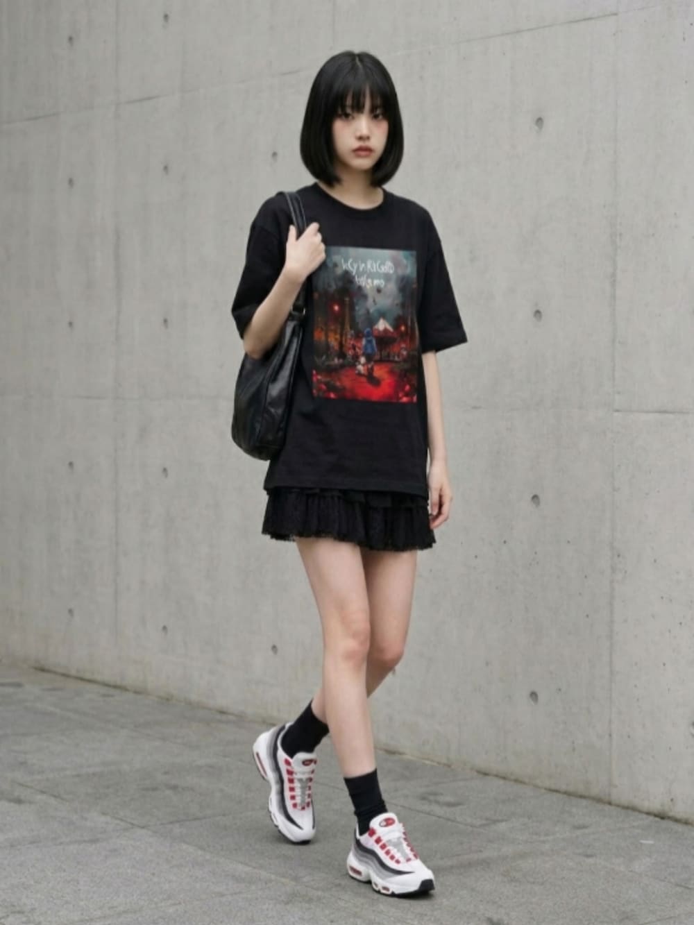 ブラック系のスニーカー、ブラック系のスカート、ホワイト系のTシャツ/カットソーを着用したレディースの夏コーディネートの3枚目の写真
