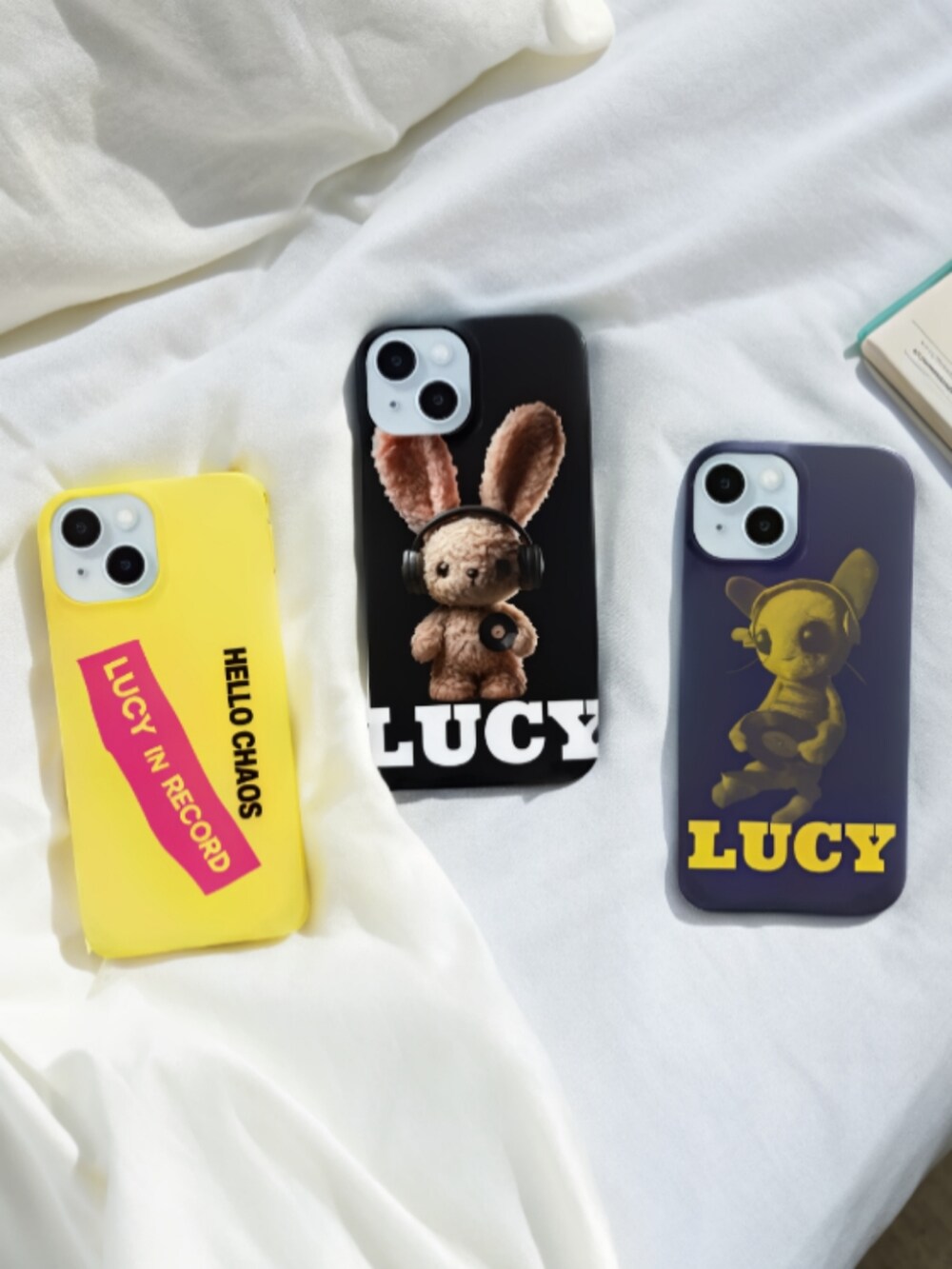 ブラウン系のスニーカー、ブラウン系のその他パンツ、グレー系のシャツ/ブラウスを着用したレディースの秋コーディネートの4枚目の写真