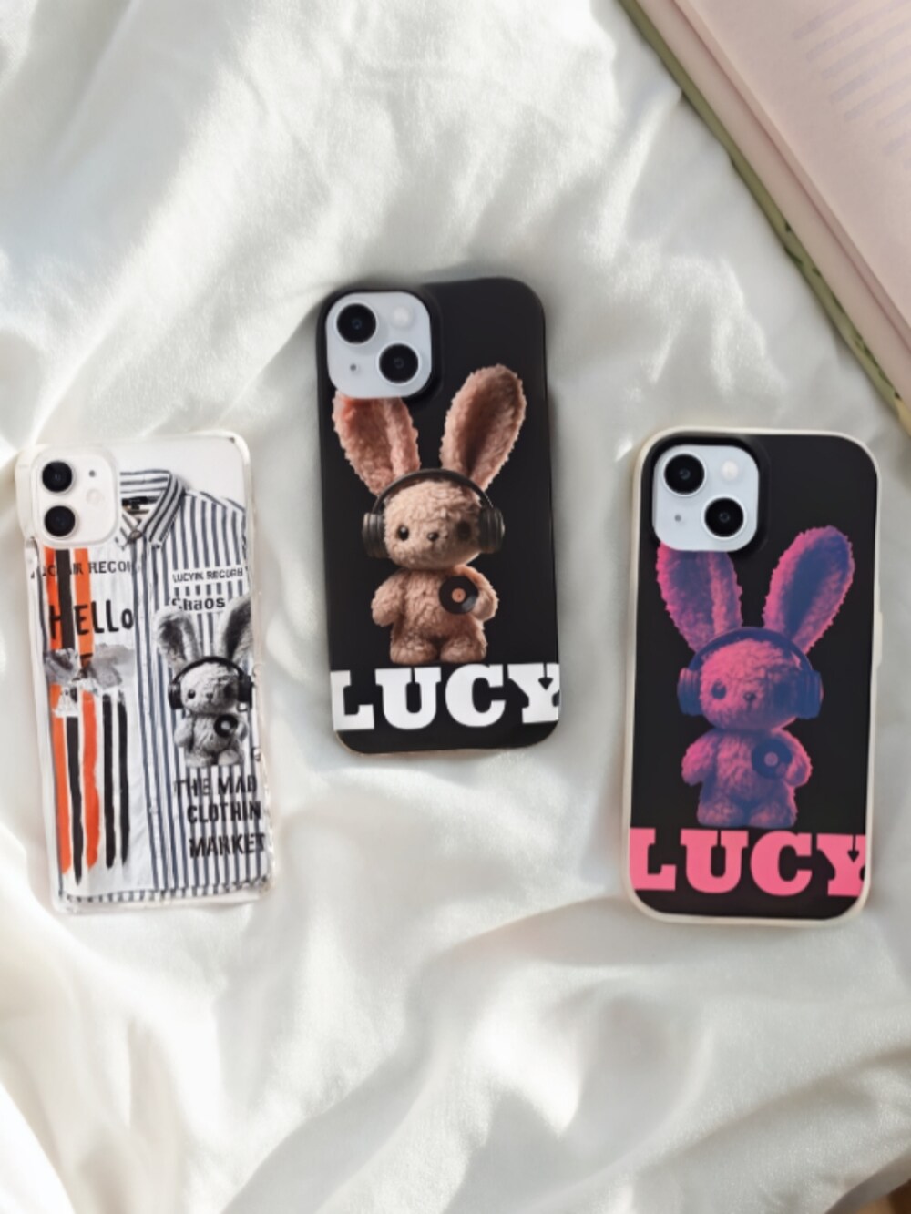 ブラック系のスニーカー、ブラック系のチノパンツ、ブルー系のシャツ/ブラウスを着用したレディースの秋コーディネートの3枚目の写真