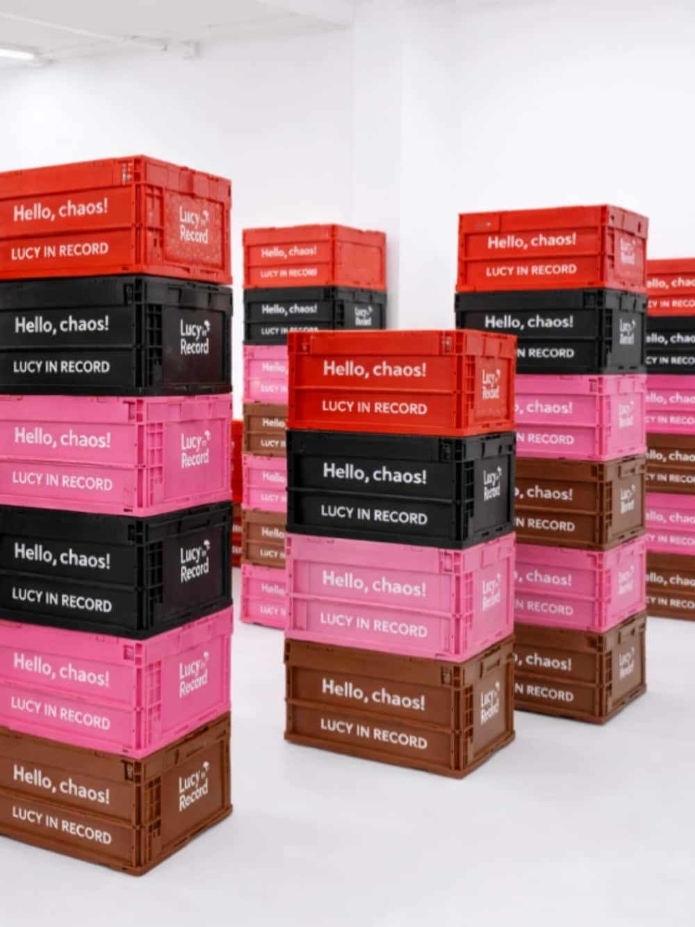 ブラック系のスニーカー、ブラウン系のカーゴパンツ、ブラック系のパーカーを着用したレディースの冬コーディネートの3枚目の写真