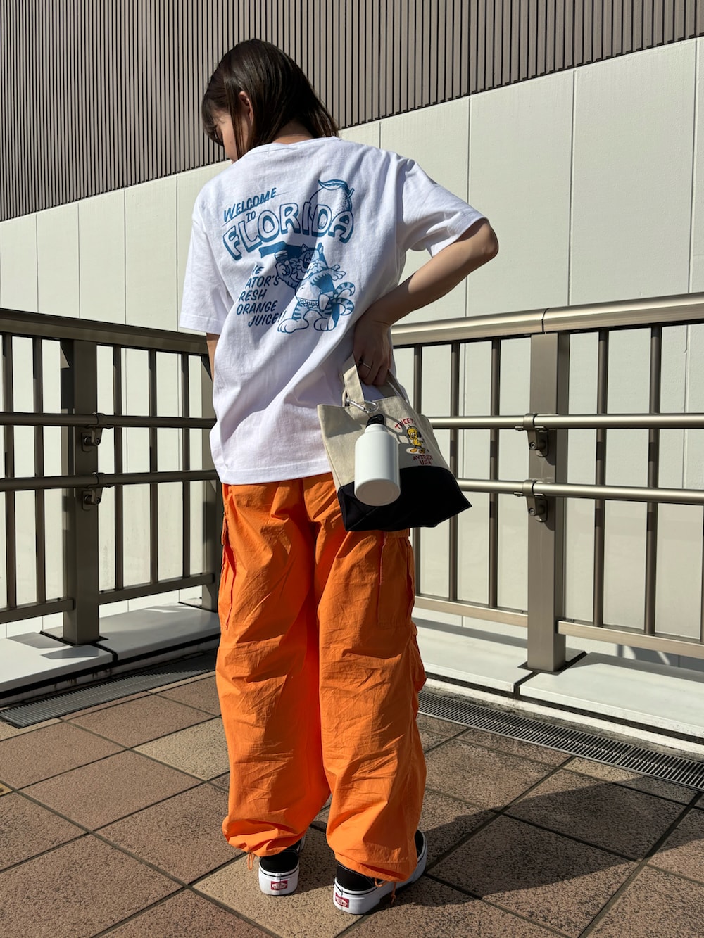 「ロゴT、AVIREX、メンズライク、半袖Ｔシャツ、カジュアルコーデ、夏服、おでかけコーデ、Looney Tunes、AVIREXBelle、tomcat」｜「AVIREXの《直営店限定》FROLIDA TOMCAT T-SHIRT/フロリダ トムキャットTシャツ（Tシャツ/カットソー、ホワイト系）」を使った、なつさん（レディース・152cm）の春コーディネートの2枚目の写真