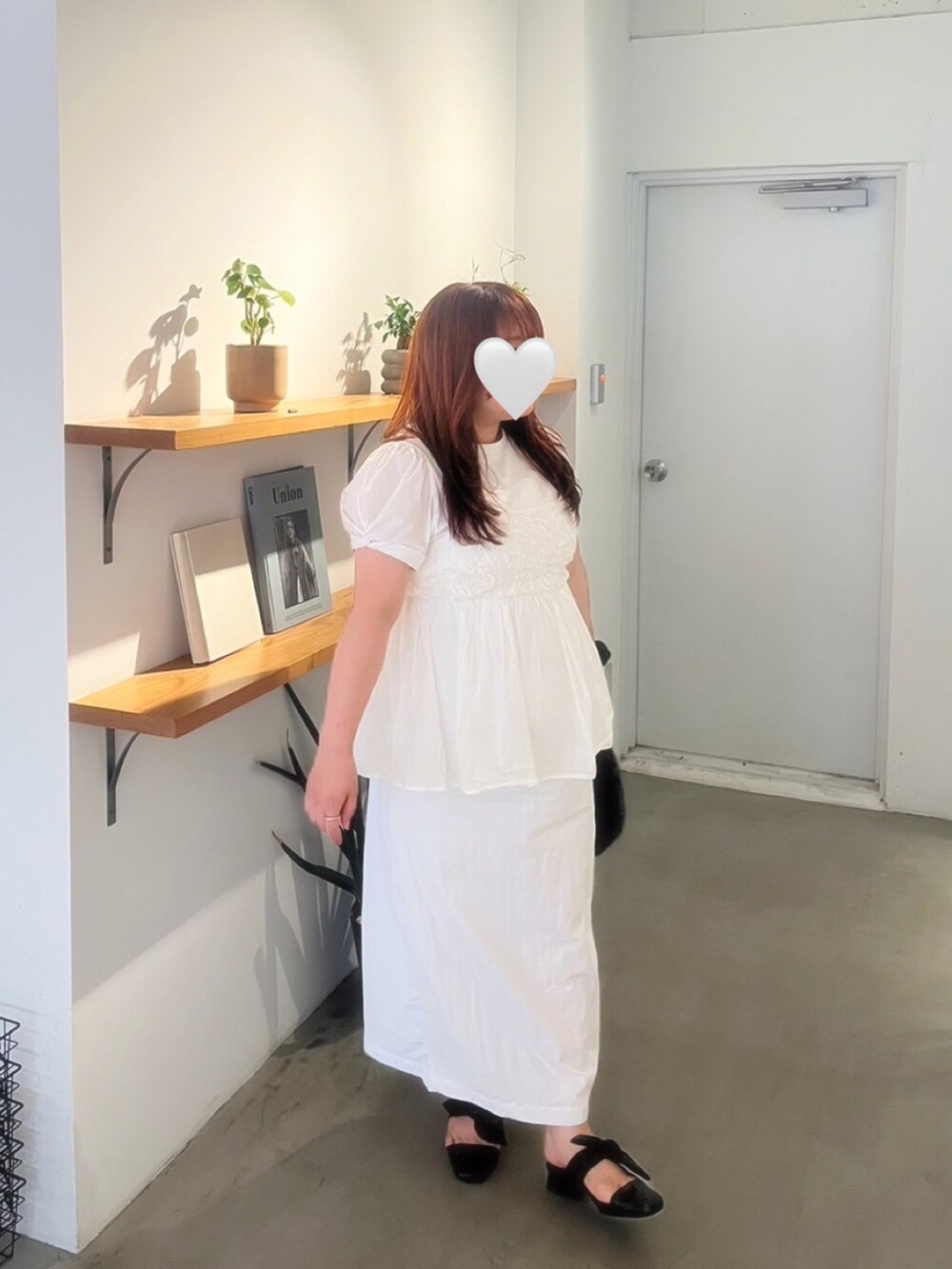 ブラック系のシューズを着用したレディースの夏コーディネートの2枚目の写真