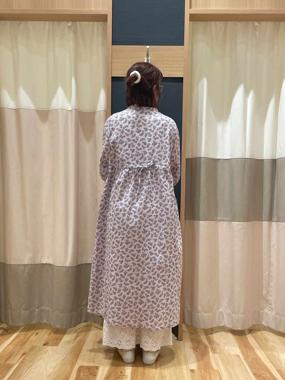 ピンク系のワンピース、ベージュ系のハンドバッグ、ホワイト系のパンプスを着用したレディースの夏コーディネートの3枚目の写真