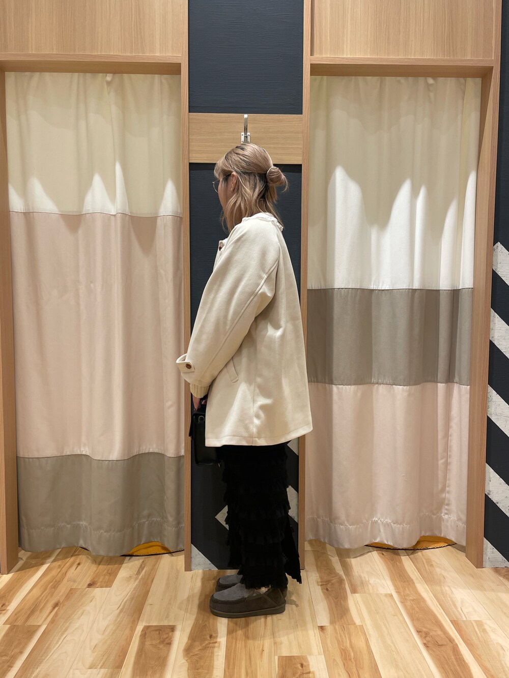 ホワイト系のその他アウター、ホワイト系のシャツ/ブラウス、ピンク系のカーディガン/ボレロを着用したレディースの冬コーディネートの4枚目の写真