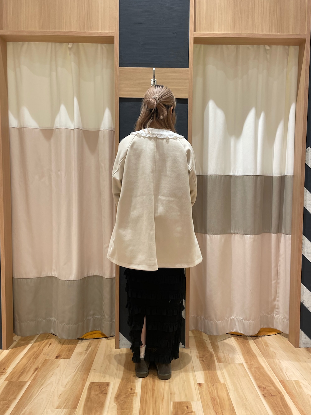 ホワイト系のその他アウター、ホワイト系のシャツ/ブラウス、ピンク系のカーディガン/ボレロを着用したレディースの冬コーディネートの3枚目の写真