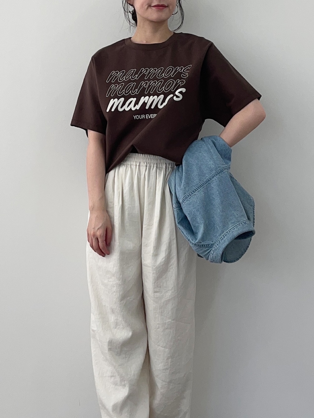 ブラウン系のTシャツ/カットソー、ホワイト系のその他パンツを着用したレディースの春コーディネートの2枚目の写真