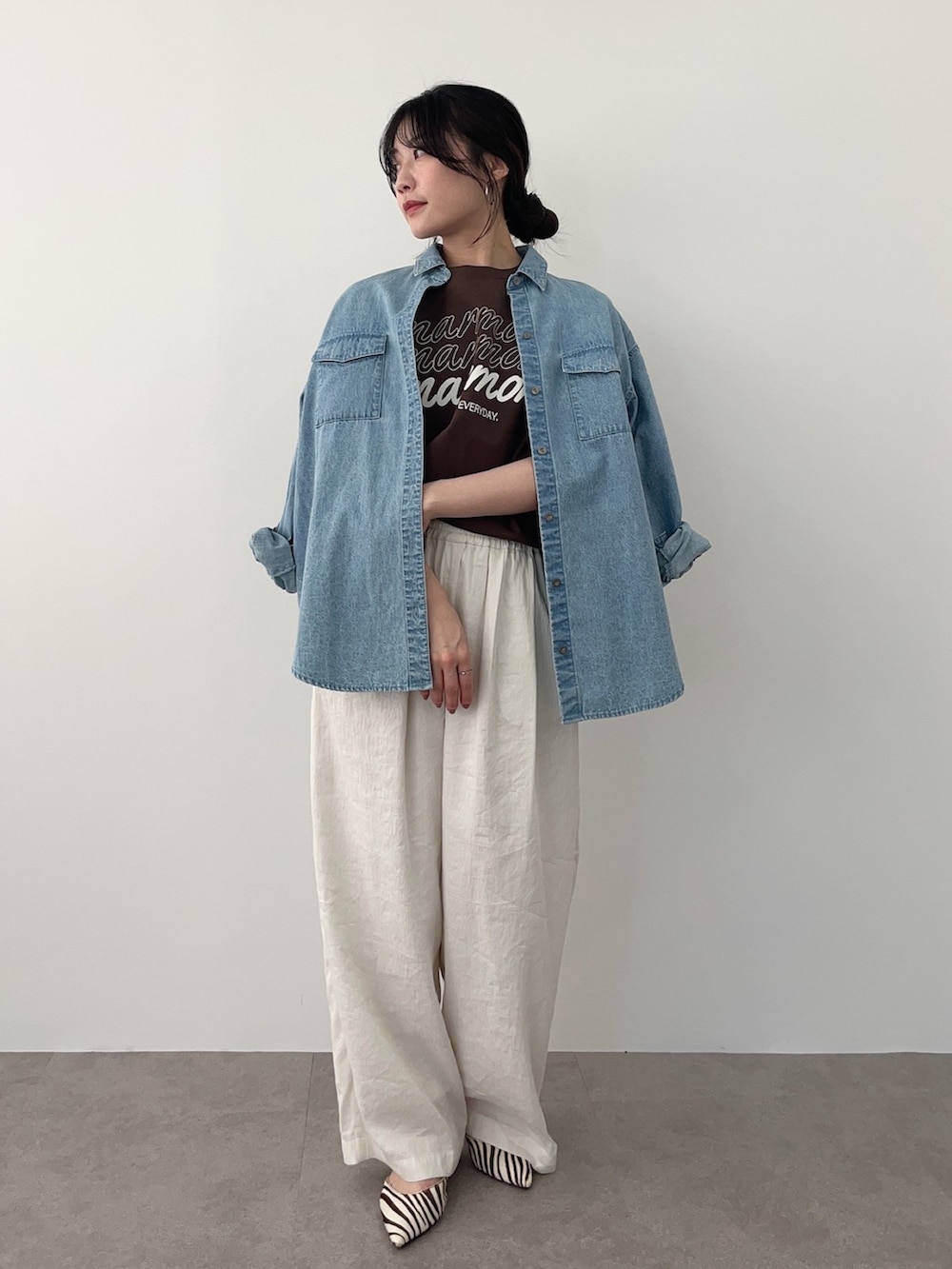 ブラウン系のTシャツ/カットソー、ホワイト系のその他パンツを着用したレディースの春コーディネートの3枚目の写真