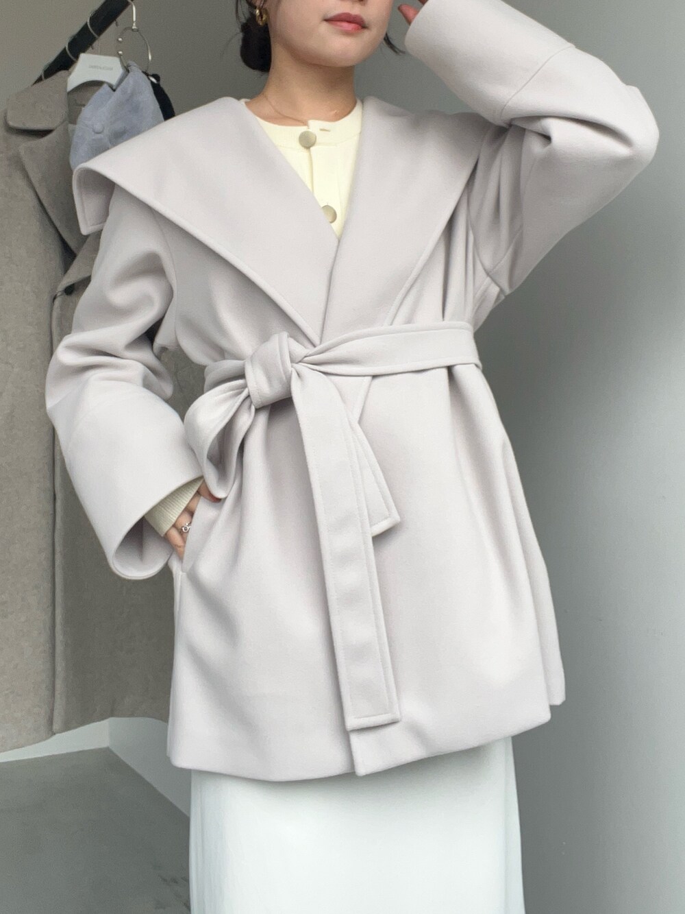 ベージュ系のその他アウター、ホワイト系のスカートを着用したレディースの秋コーディネートの3枚目の写真