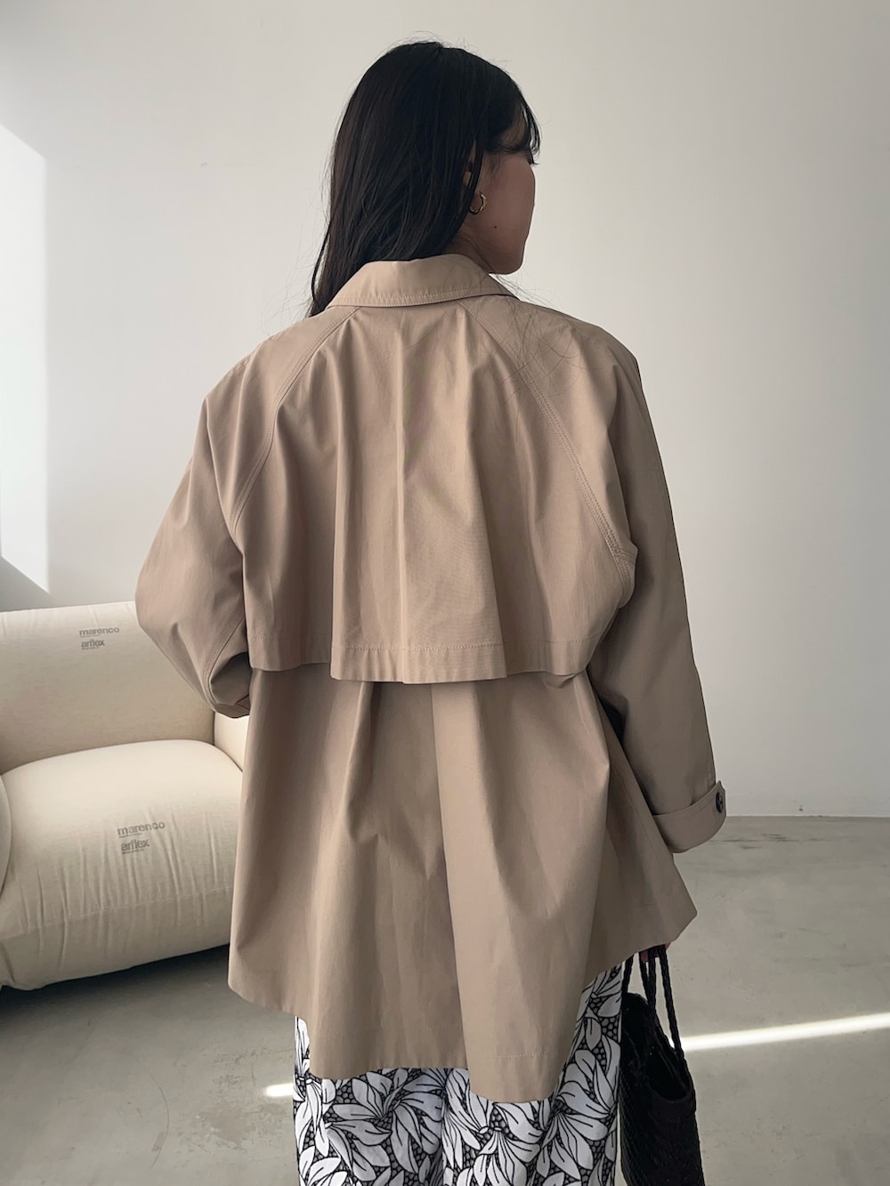 ベージュ系のトレンチコート、その他のその他パンツを着用したレディースの春コーディネートの4枚目の写真