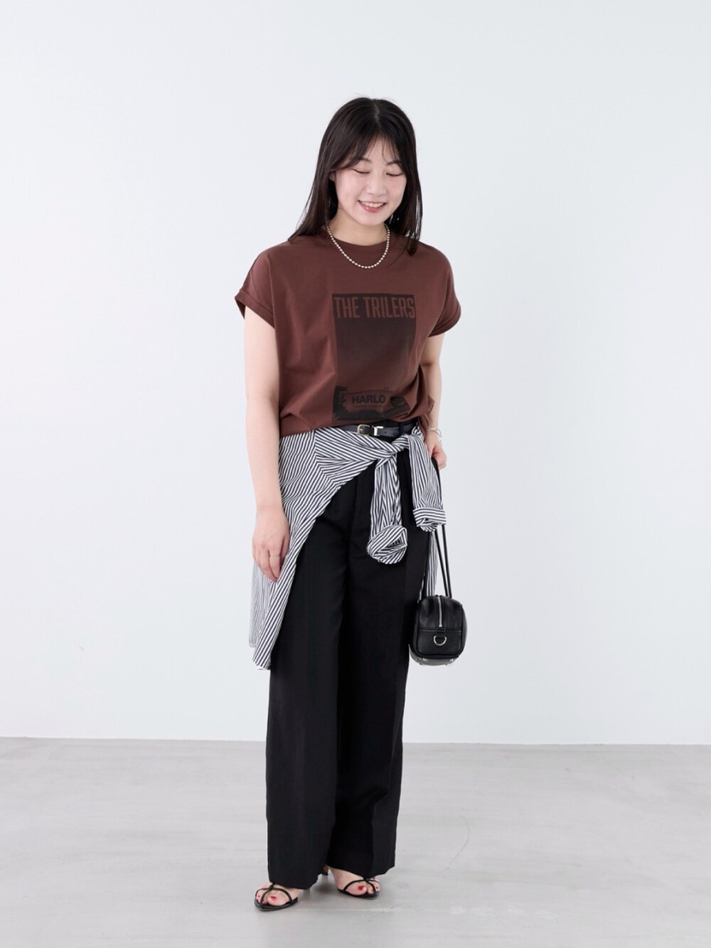 ブラウン系のTシャツ/カットソーを着用したレディースの夏コーディネートの2枚目の写真